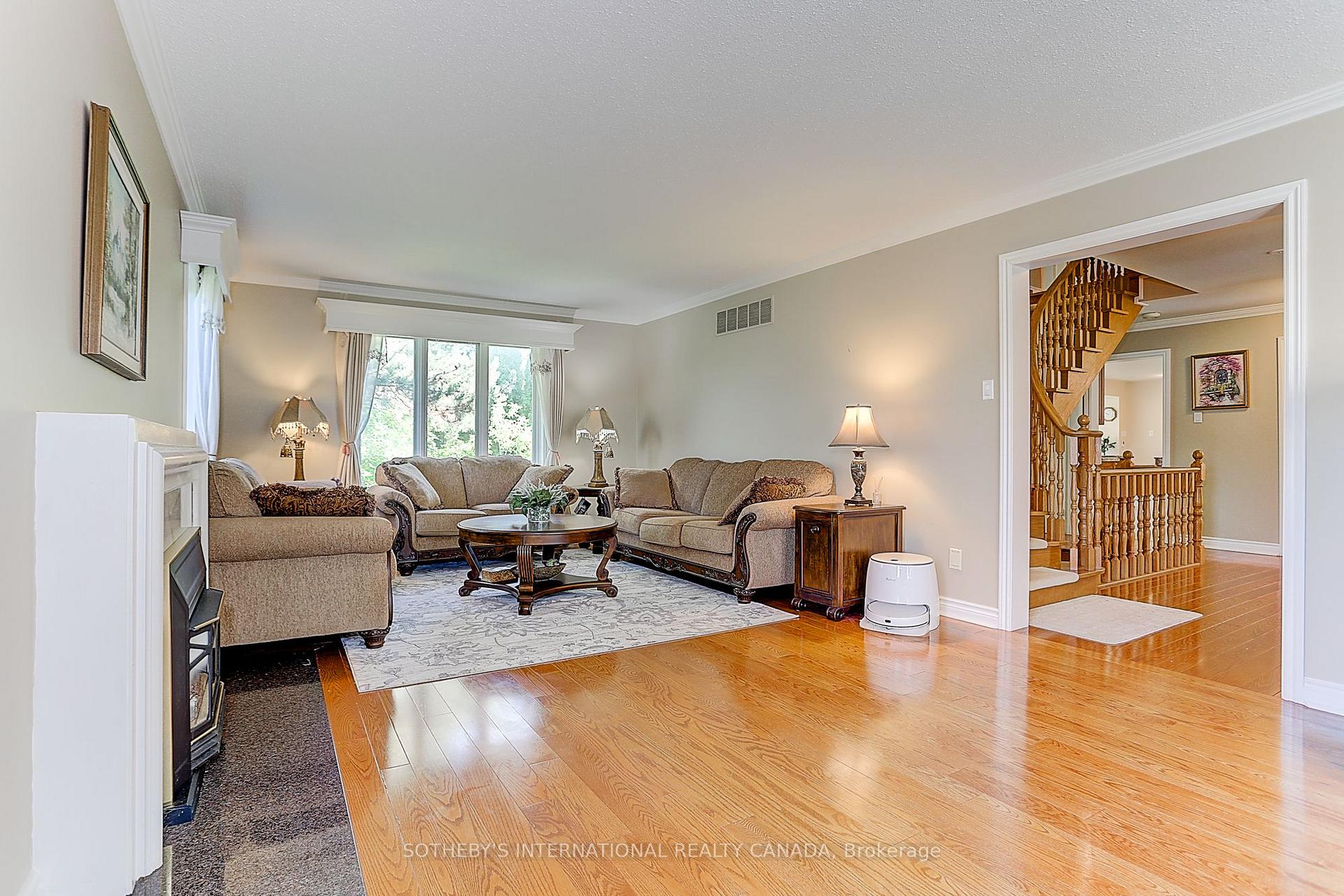 Photo 11 of 30 Hunters Glen Road, Aurora, Aurora Estates — HOMEH
