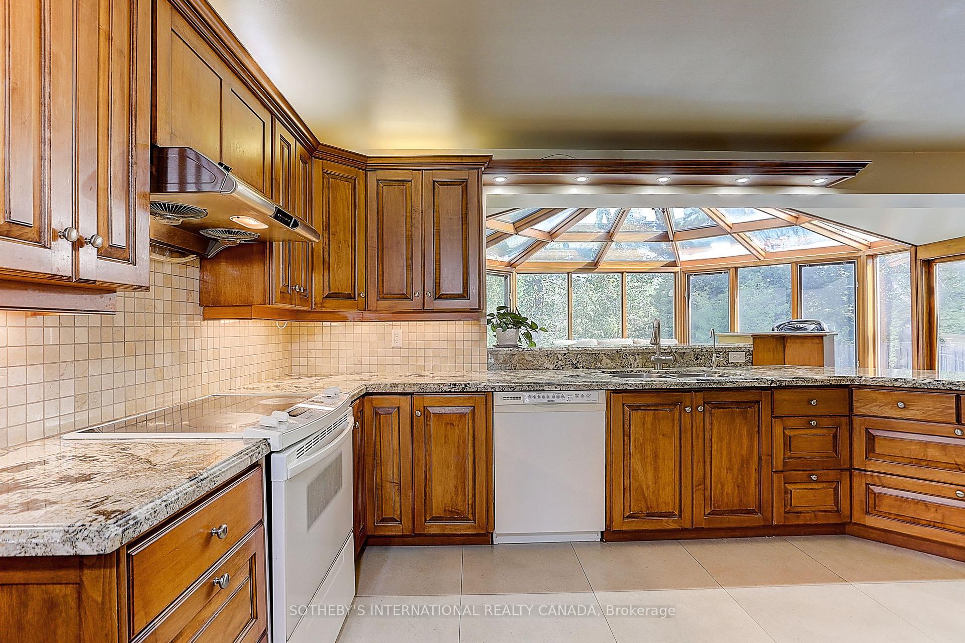 Photo 19 of 30 Hunters Glen Road, Aurora, Aurora Estates — HOMEH