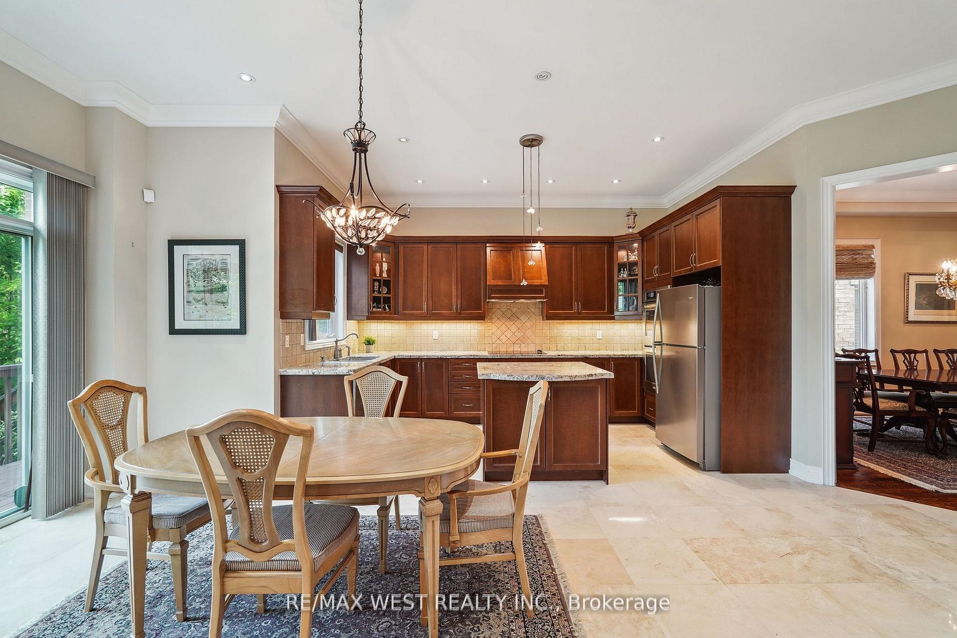 Photo 4 of 160 Townsgate Drive, Vaughan, Crestwood-Springfarm-Yorkhill — HOMEH