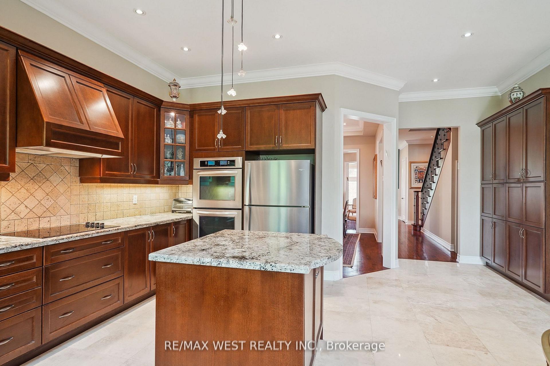 Photo 6 of 160 Townsgate Drive, Vaughan, Crestwood-Springfarm-Yorkhill — HOMEH