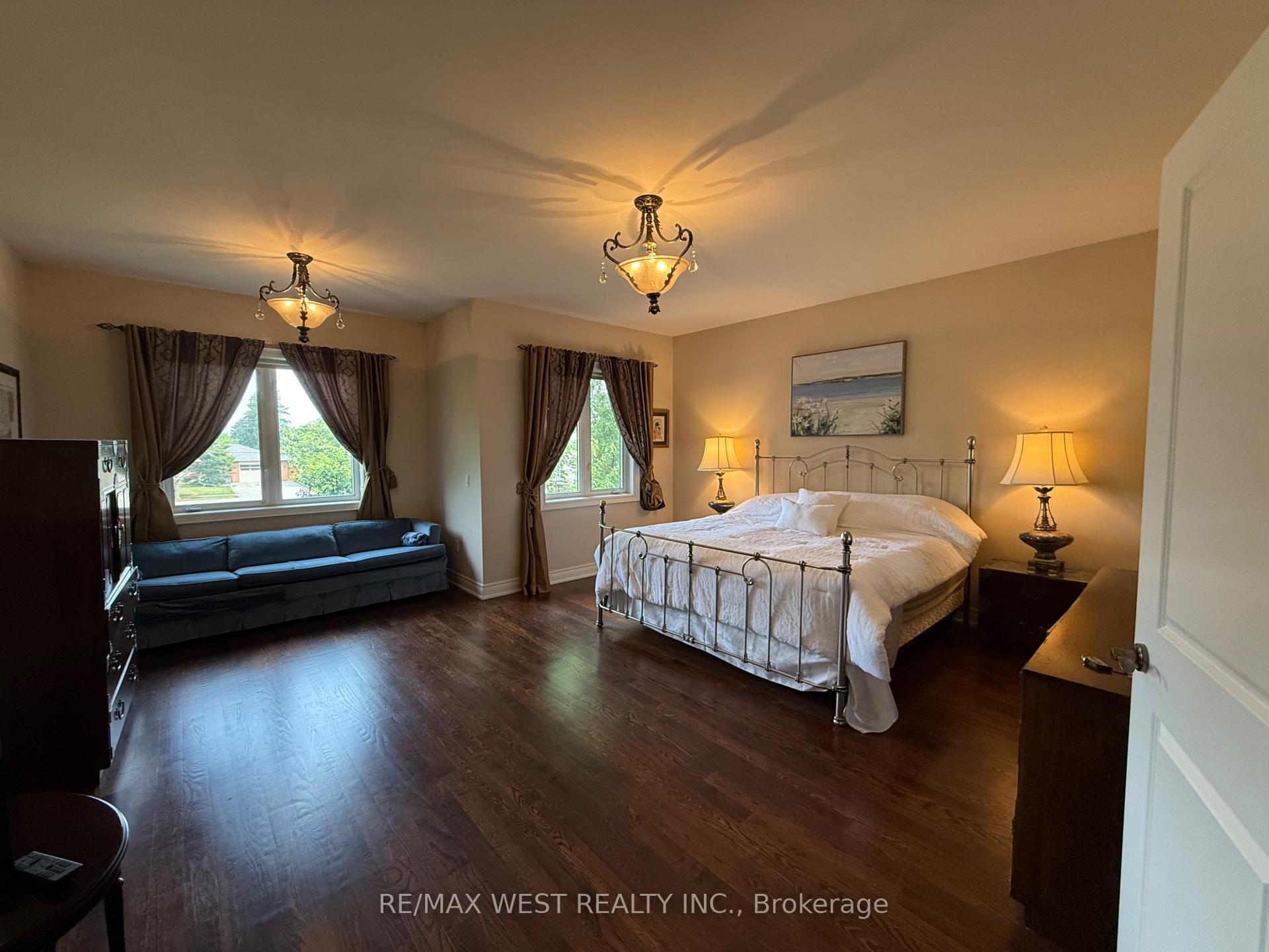 Photo 7 of 160 Townsgate Drive, Vaughan, Crestwood-Springfarm-Yorkhill — HOMEH