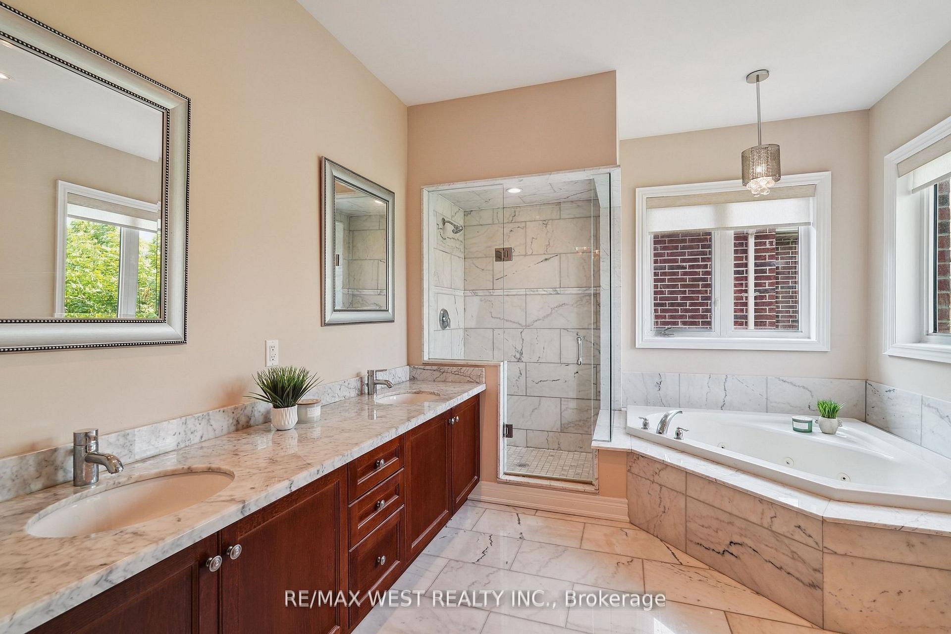 Photo 8 of 160 Townsgate Drive, Vaughan, Crestwood-Springfarm-Yorkhill — HOMEH