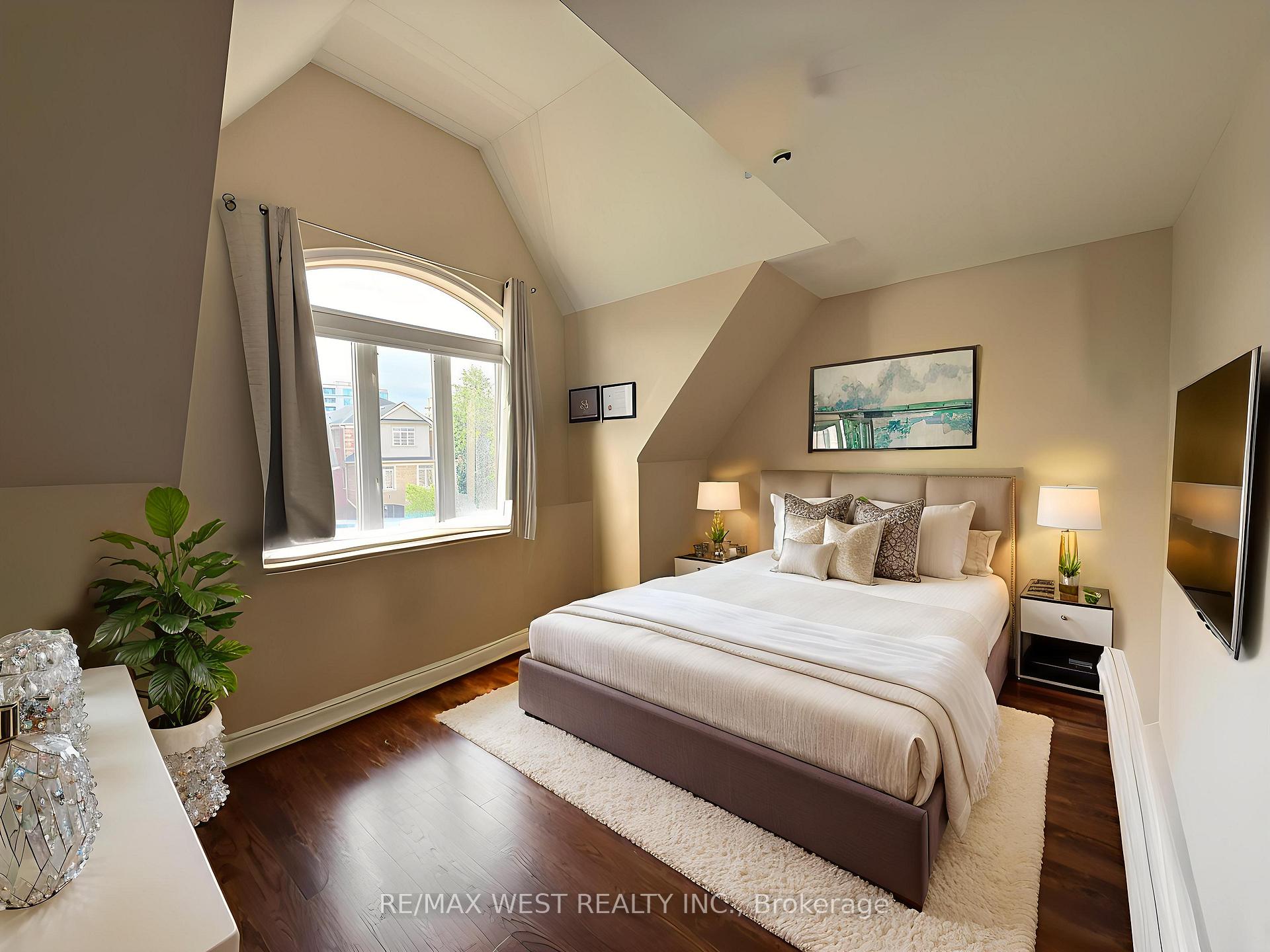 Photo 9 of 160 Townsgate Drive, Vaughan, Crestwood-Springfarm-Yorkhill — HOMEH