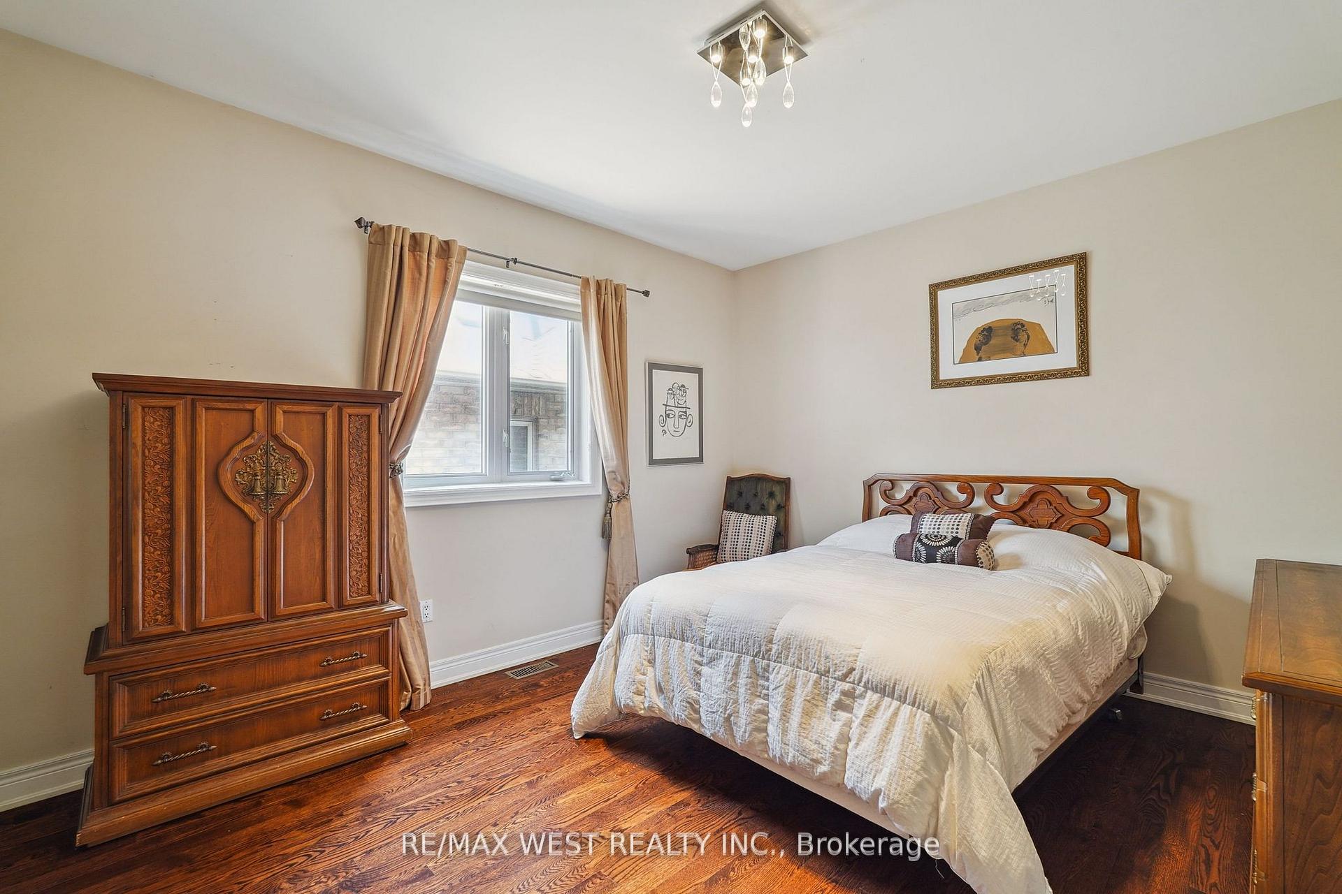 Photo 10 of 160 Townsgate Drive, Vaughan, Crestwood-Springfarm-Yorkhill — HOMEH