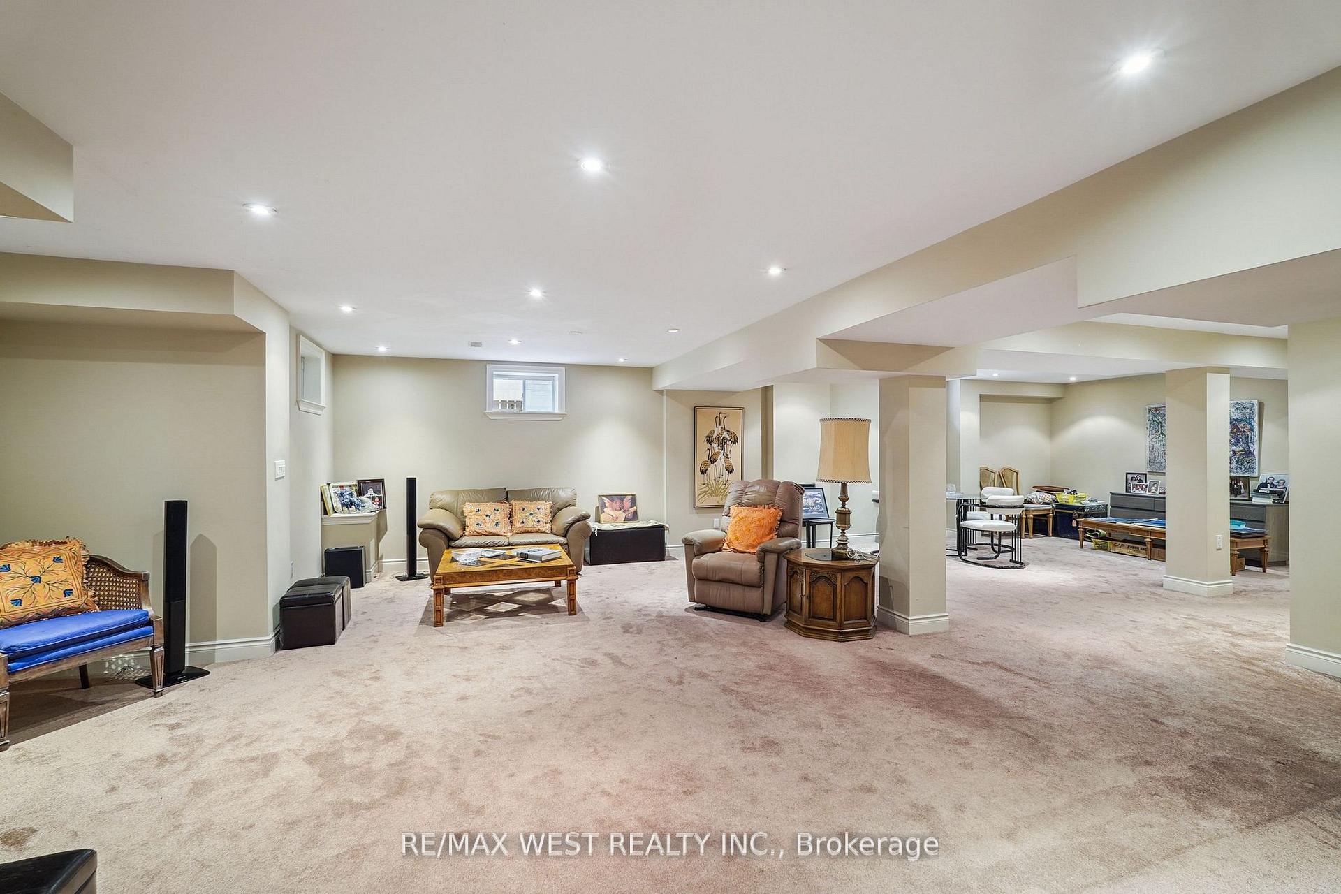 Photo 11 of 160 Townsgate Drive, Vaughan, Crestwood-Springfarm-Yorkhill — HOMEH