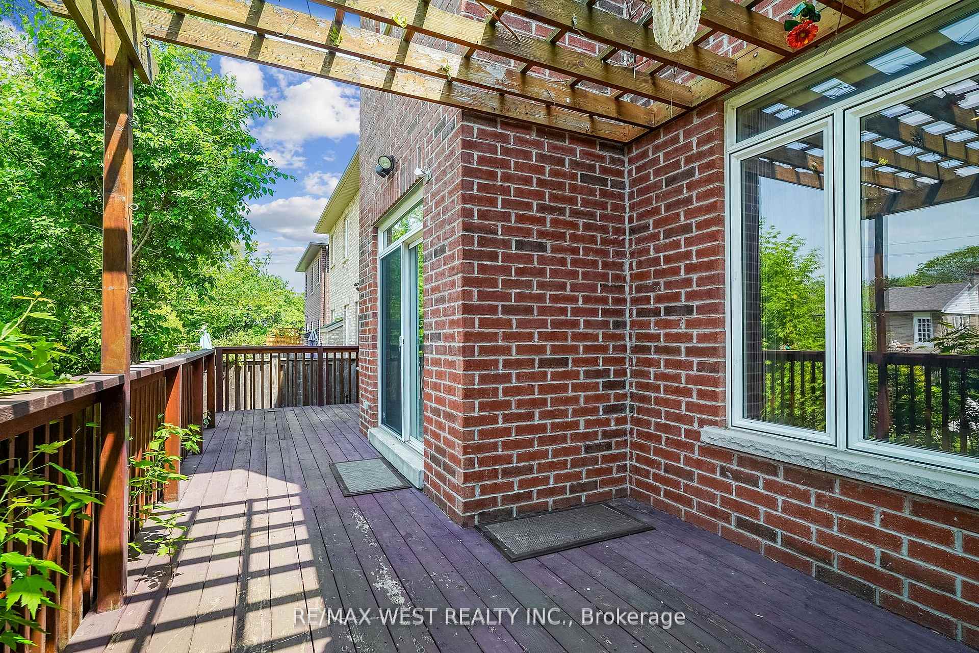 Photo 12 of 160 Townsgate Drive, Vaughan, Crestwood-Springfarm-Yorkhill — HOMEH