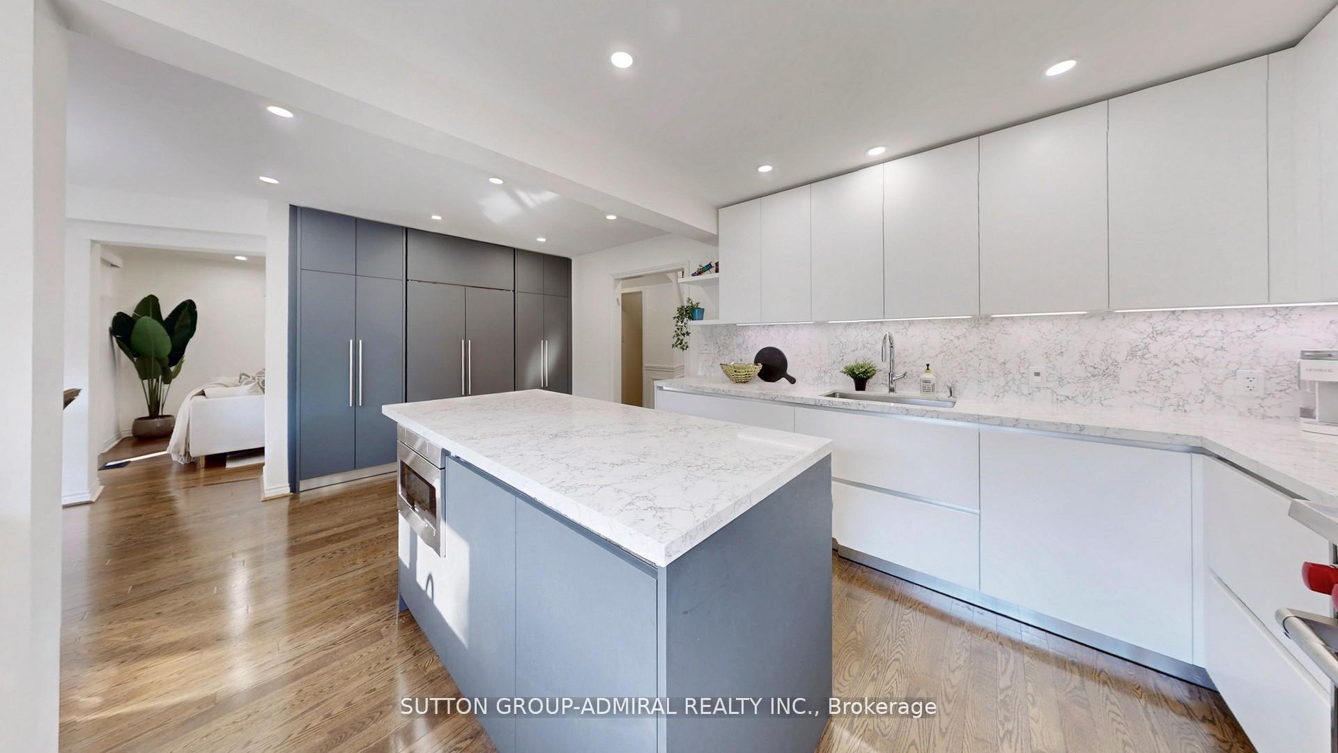 Photo 3 of 122 Edmund Seager Drive, Vaughan, Uplands — HOMEH