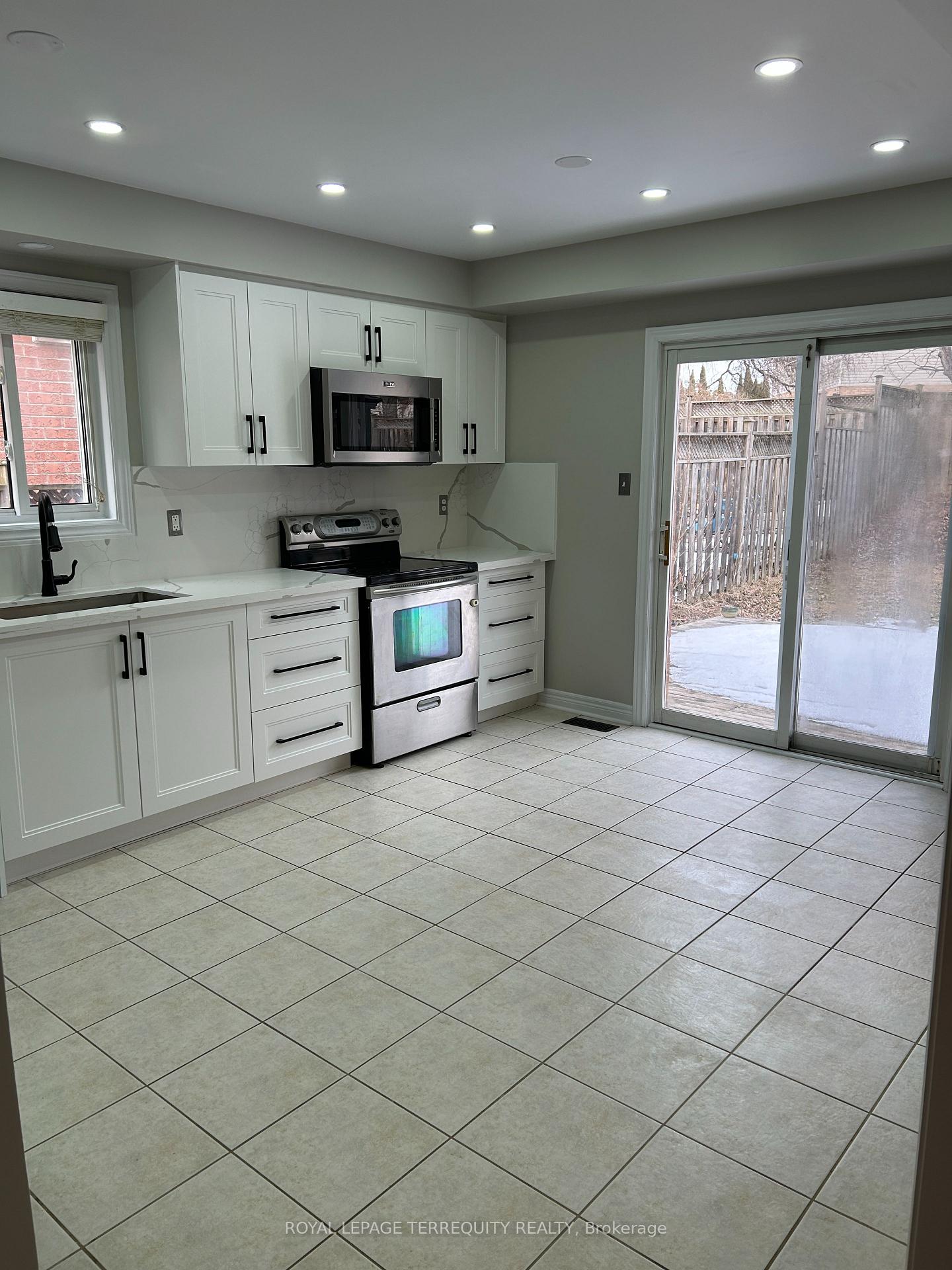 Photo 3 of 103 Baycliffe Drive, Whitby, Williamsburg — HOMEH