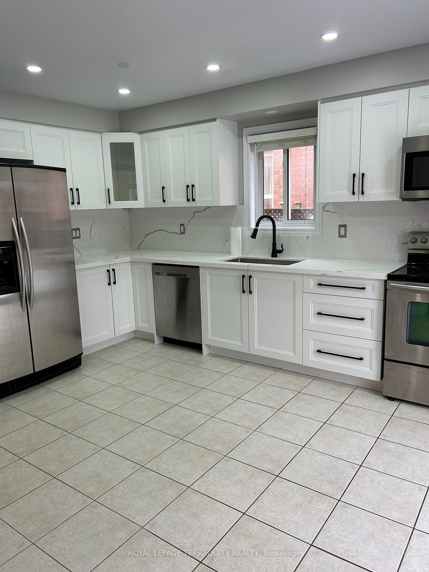 Photo 4 of 103 Baycliffe Drive, Whitby, Williamsburg — HOMEH