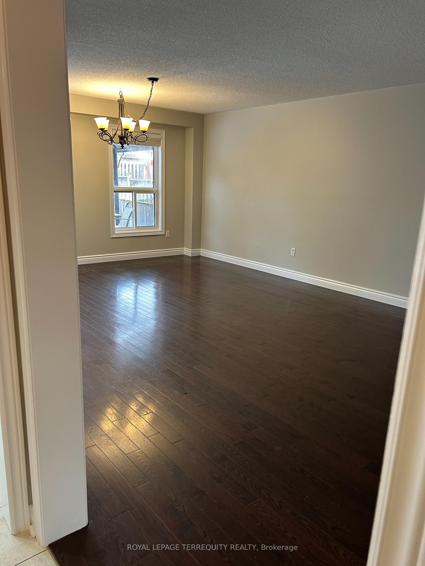 Photo 5 of 103 Baycliffe Drive, Whitby, Williamsburg — HOMEH