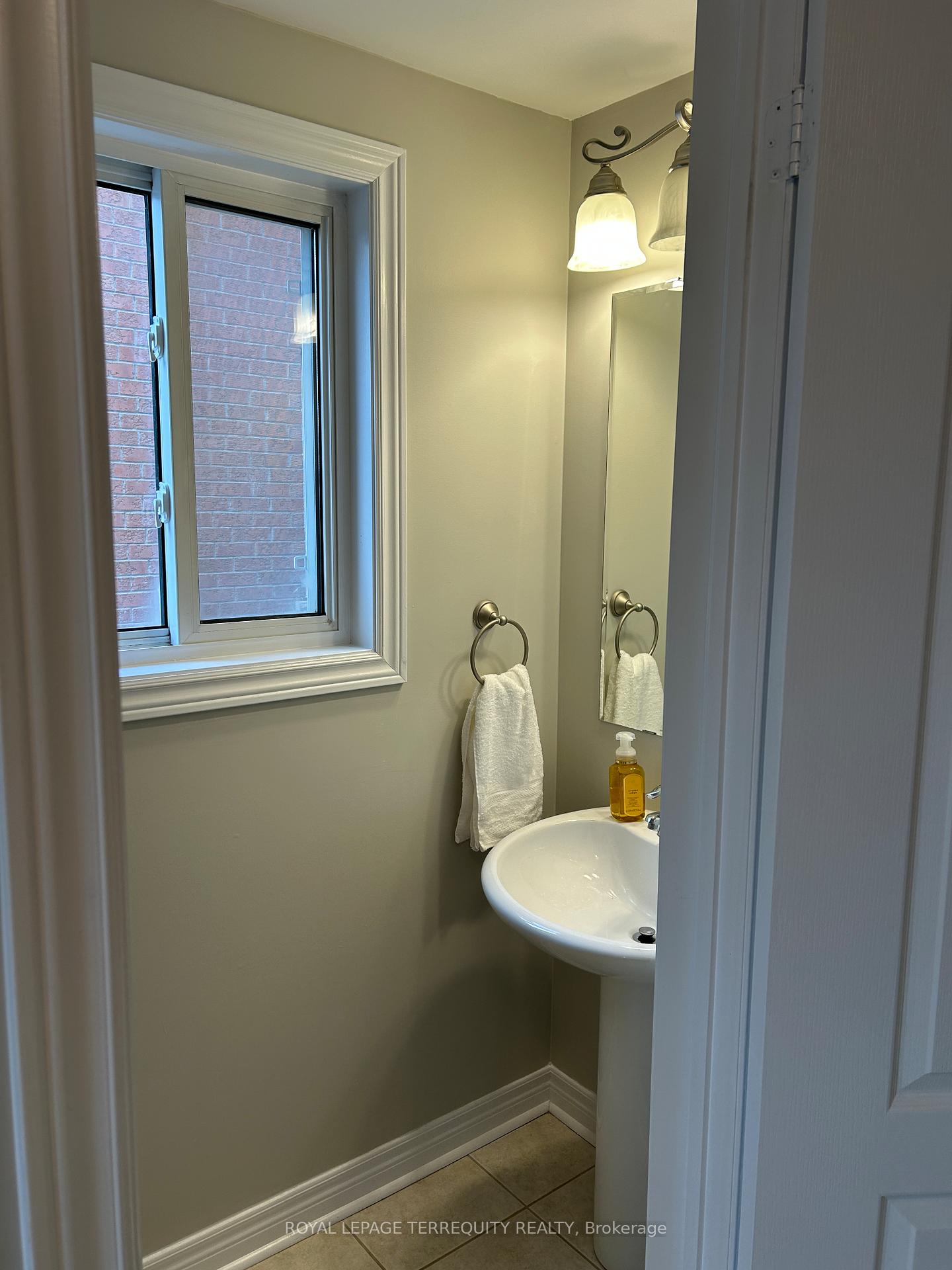 Photo 7 of 103 Baycliffe Drive, Whitby, Williamsburg — HOMEH