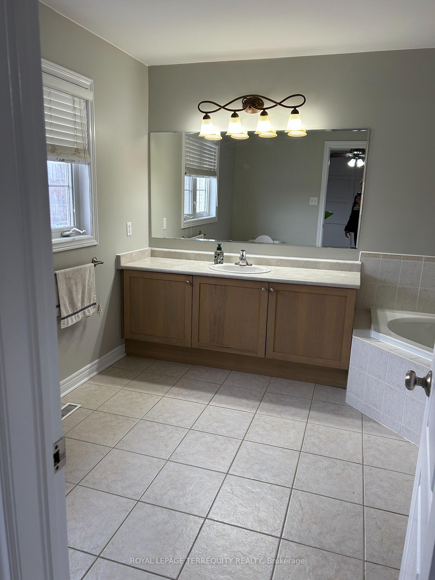 Photo 12 of 103 Baycliffe Drive, Whitby, Williamsburg — HOMEH