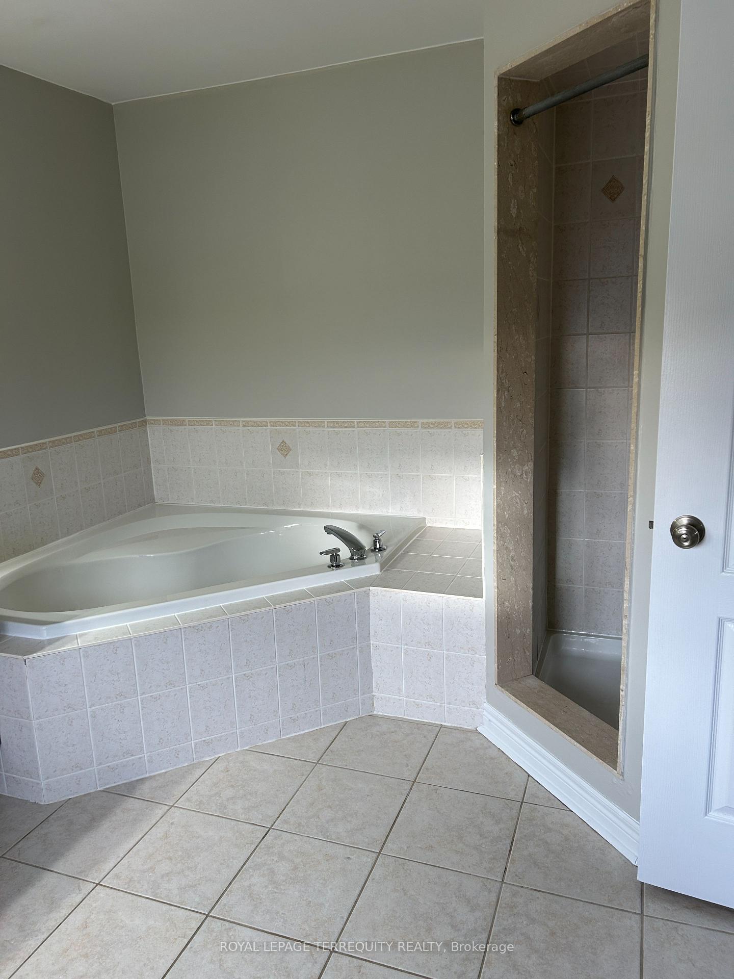 Photo 13 of 103 Baycliffe Drive, Whitby, Williamsburg — HOMEH