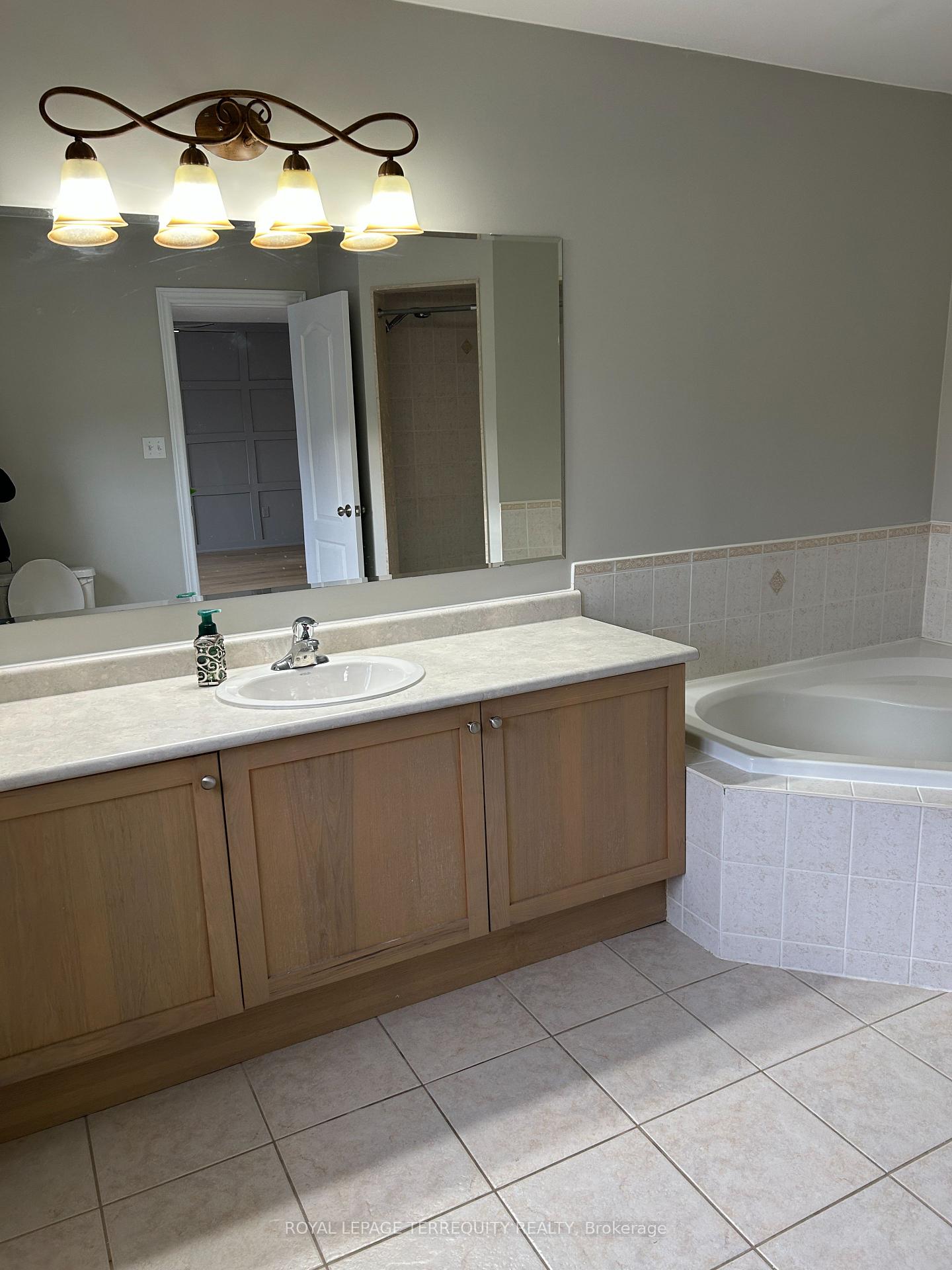 Photo 14 of 103 Baycliffe Drive, Whitby, Williamsburg — HOMEH