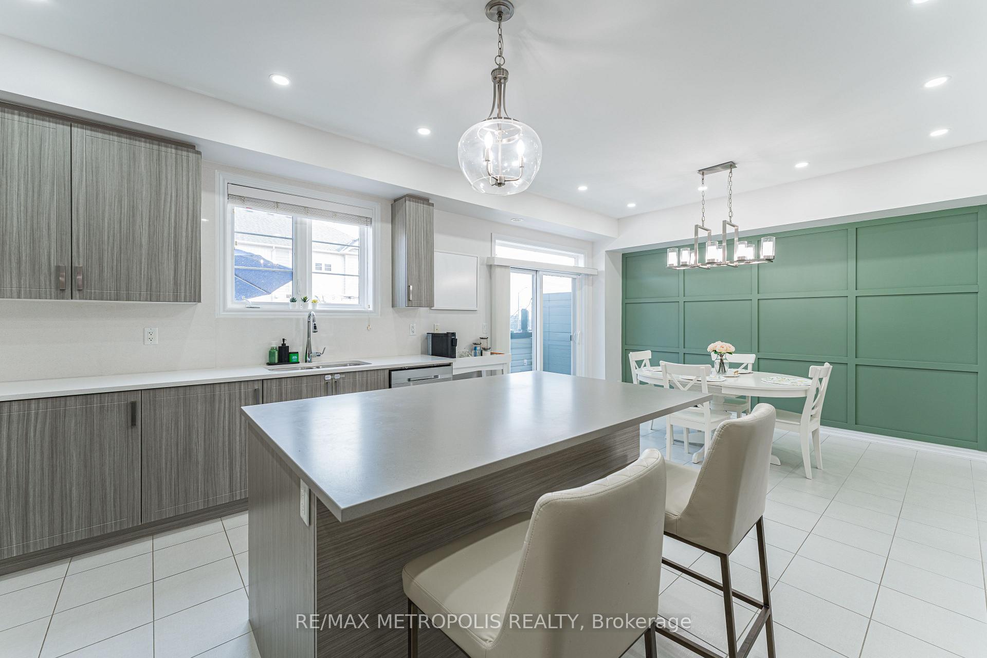 Photo 4 of 6 Cornerside Way, Whitby, Brooklin — HOMEH