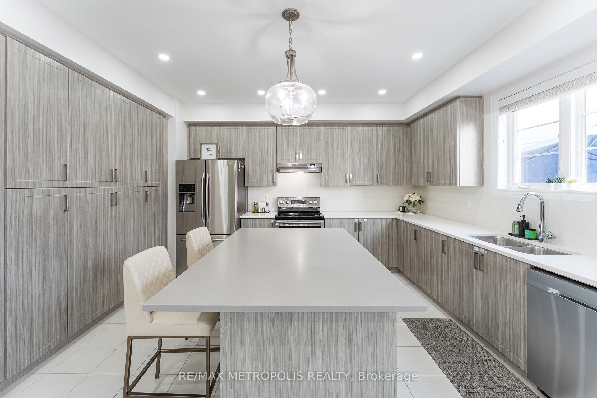 Photo 5 of 6 Cornerside Way, Whitby, Brooklin — HOMEH