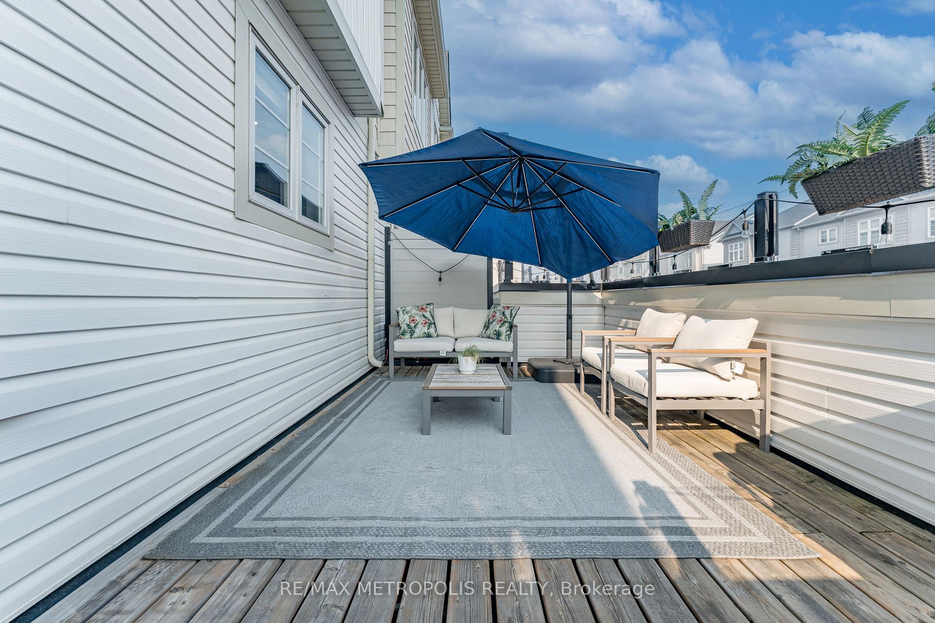 Photo 7 of 6 Cornerside Way, Whitby, Brooklin — HOMEH