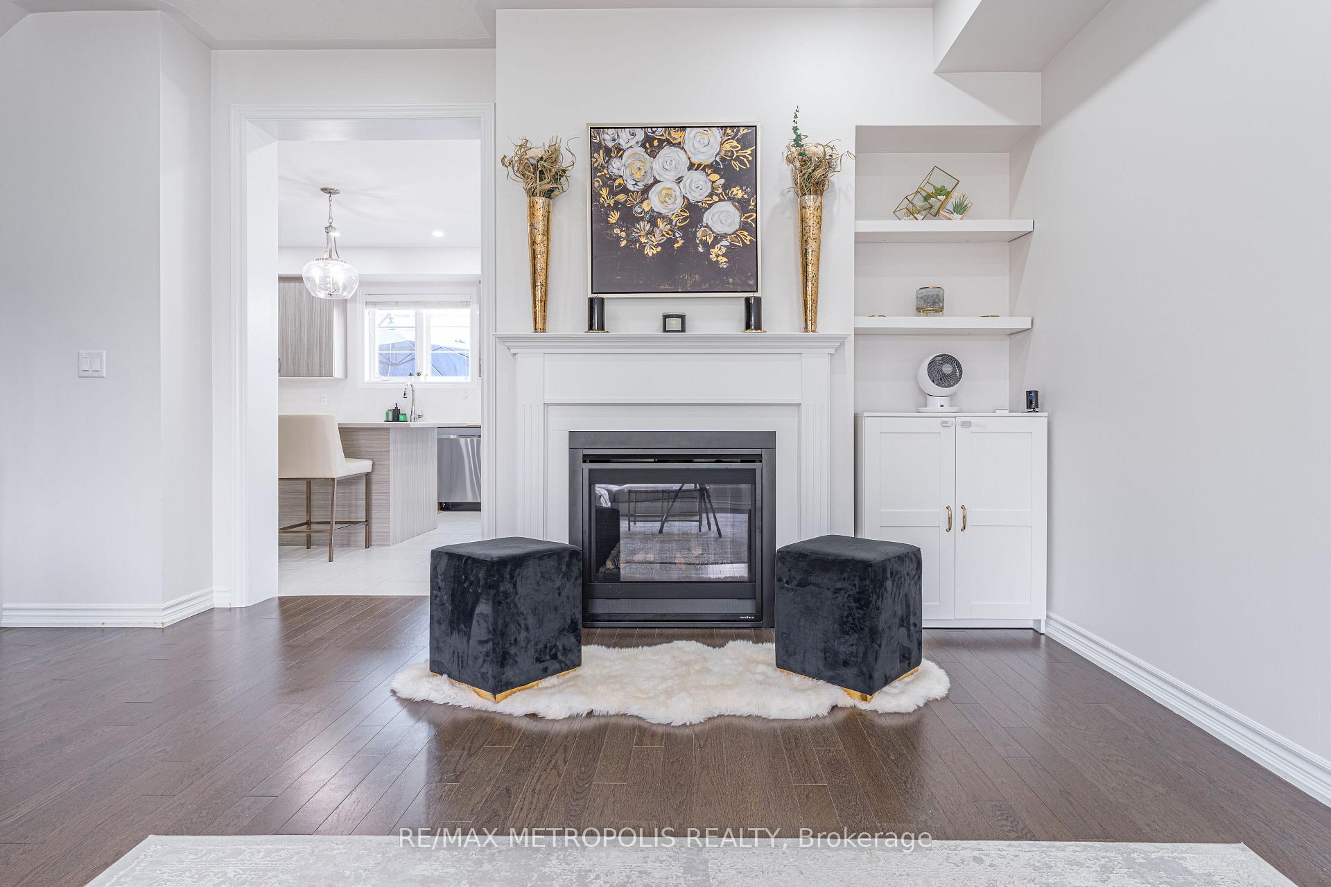 Photo 8 of 6 Cornerside Way, Whitby, Brooklin — HOMEH