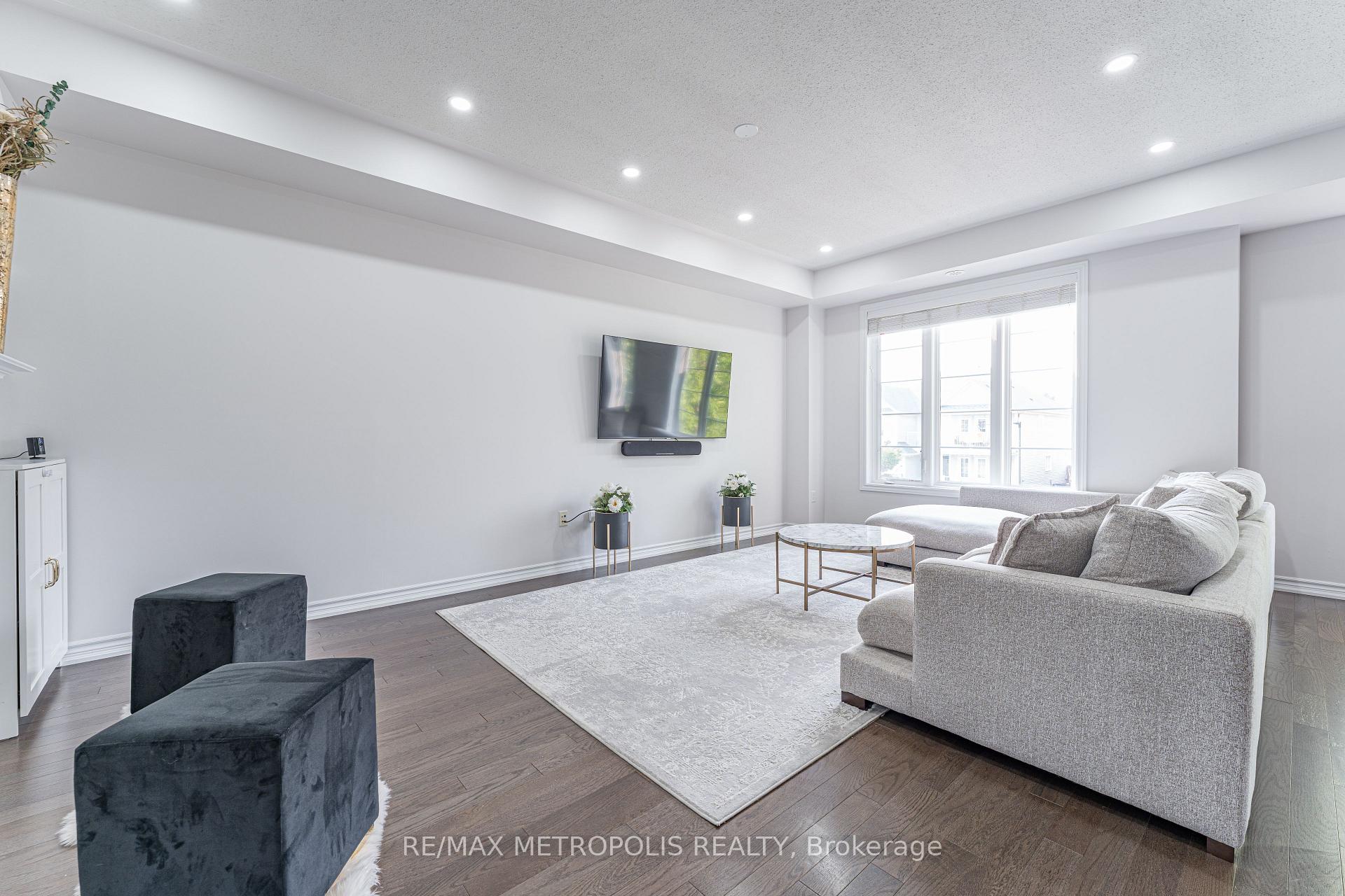 Photo 12 of 6 Cornerside Way, Whitby, Brooklin — HOMEH