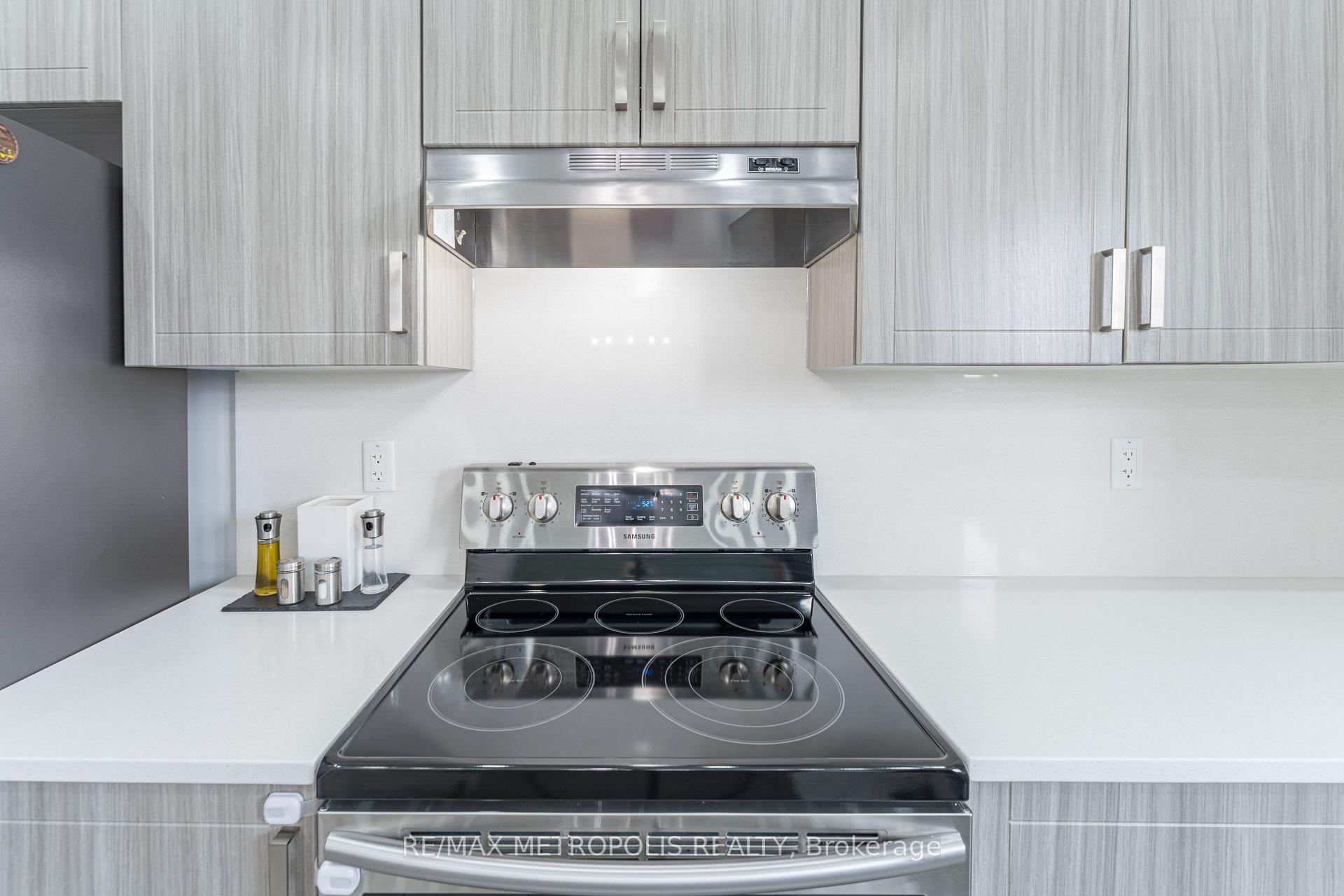 Photo 15 of 6 Cornerside Way, Whitby, Brooklin — HOMEH