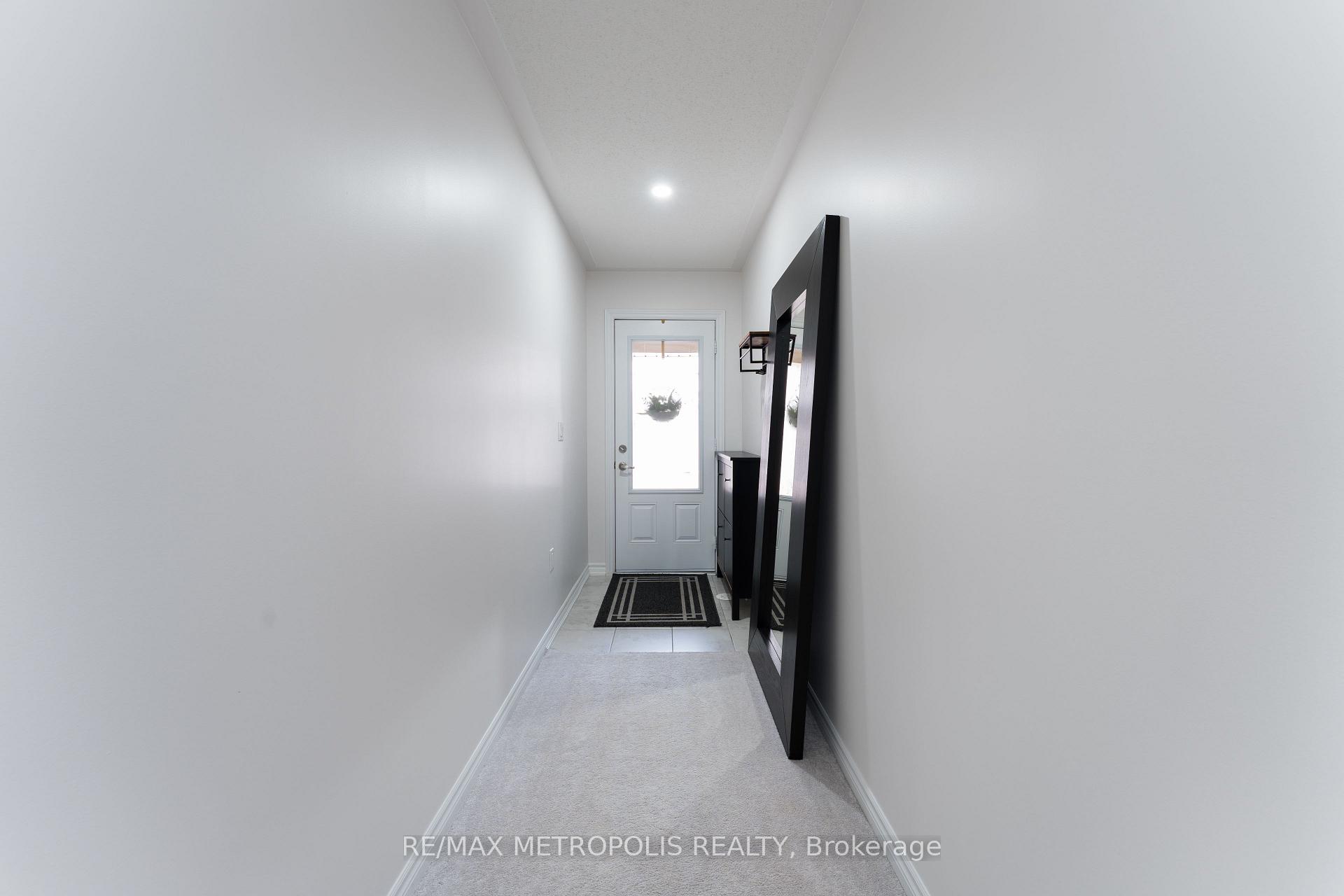 Photo 32 of 6 Cornerside Way, Whitby, Brooklin — HOMEH