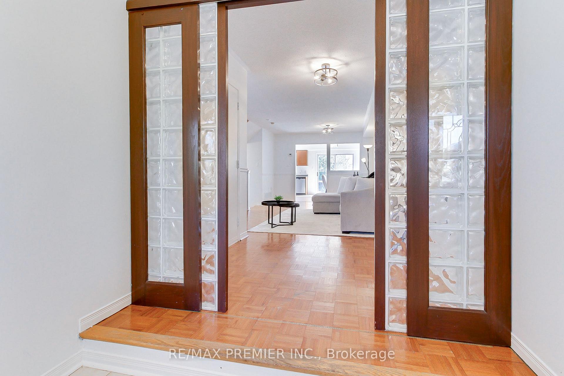 Photo 3 of 39 Ronan Crescent, Vaughan, Sonoma Heights — HOMEH