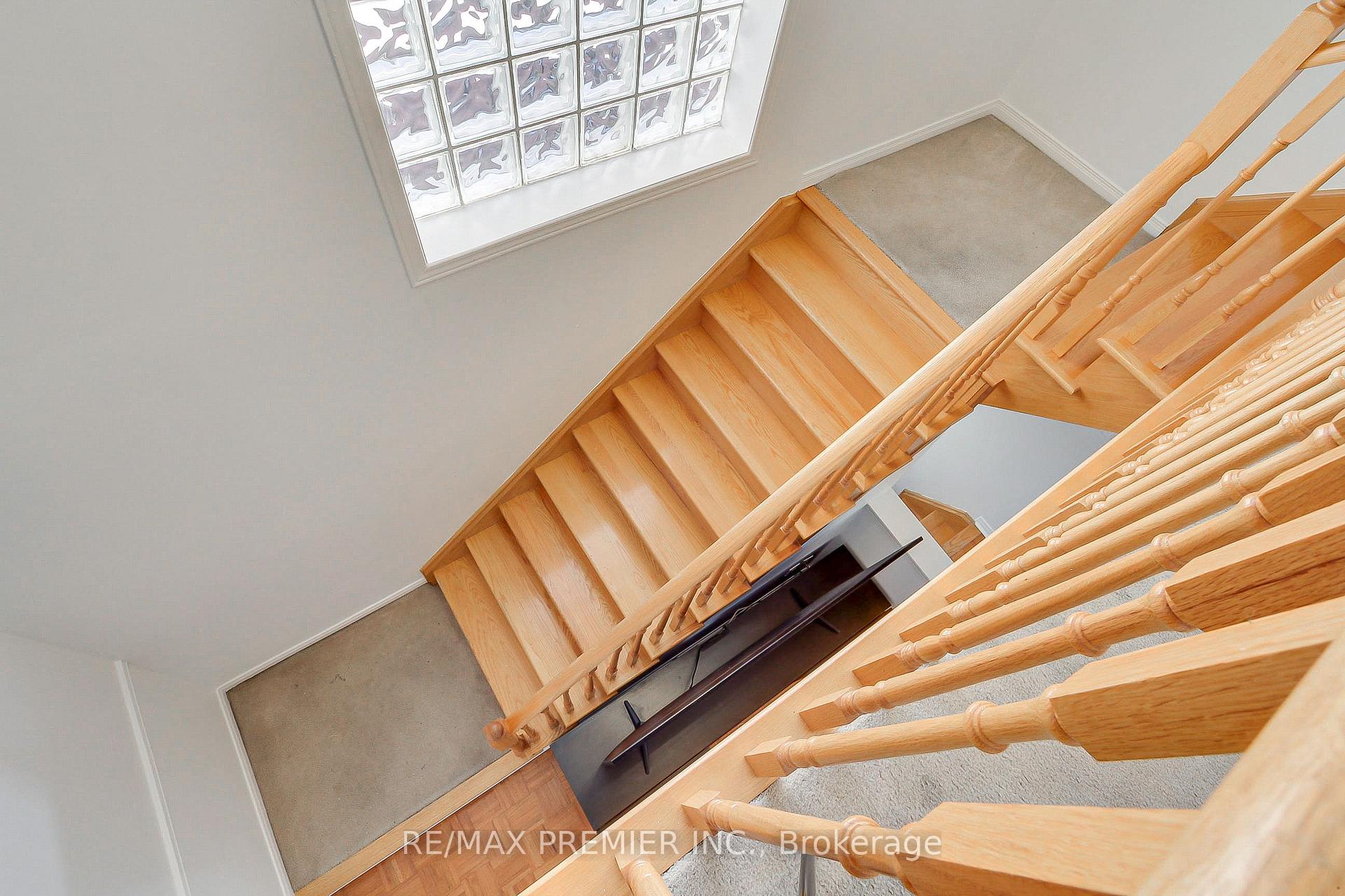 Photo 9 of 39 Ronan Crescent, Vaughan, Sonoma Heights — HOMEH