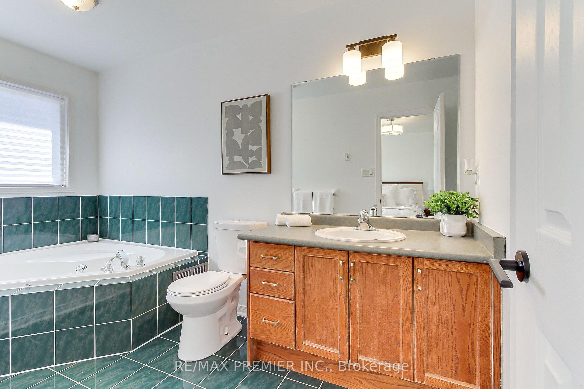 Photo 12 of 39 Ronan Crescent, Vaughan, Sonoma Heights — HOMEH