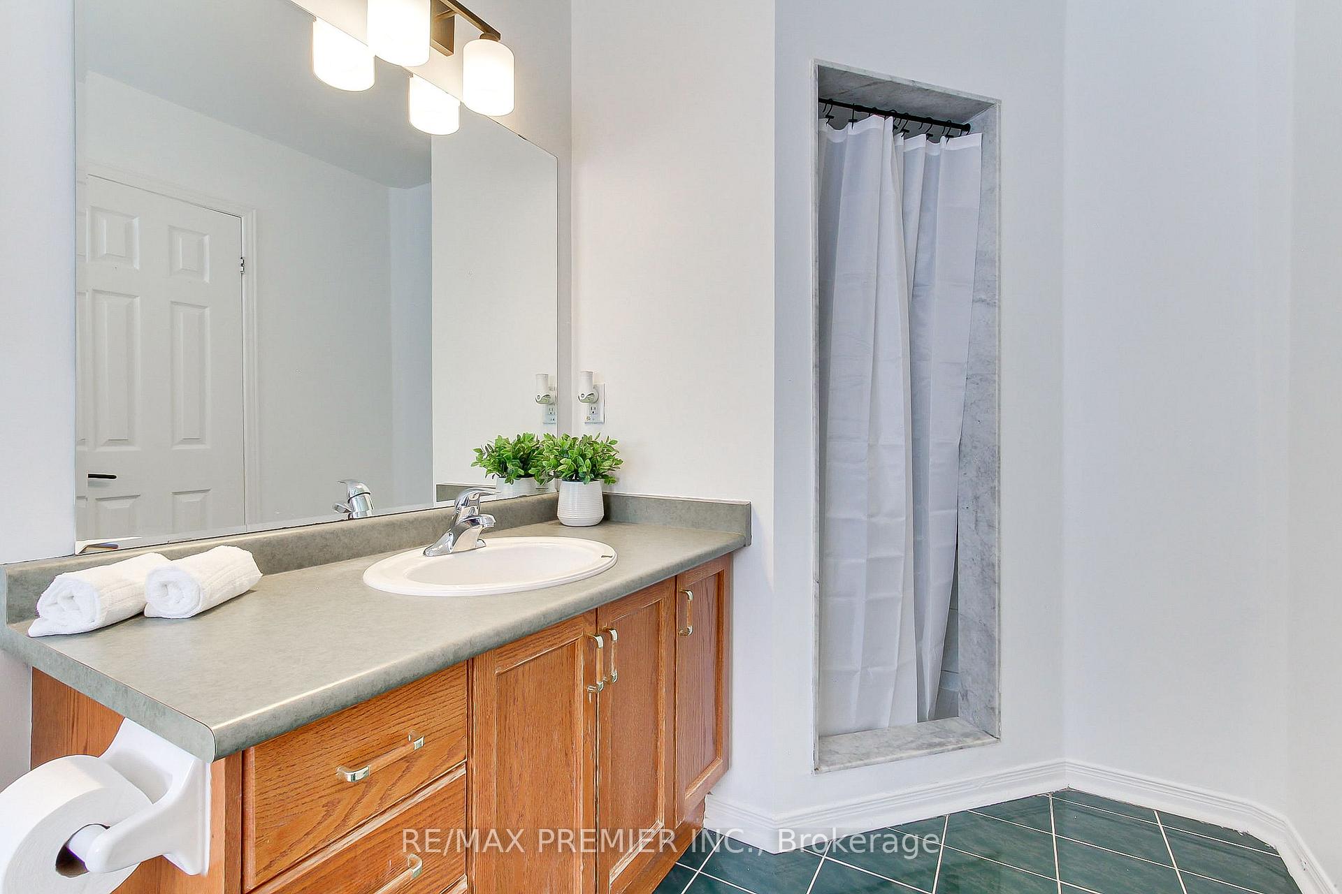 Photo 13 of 39 Ronan Crescent, Vaughan, Sonoma Heights — HOMEH