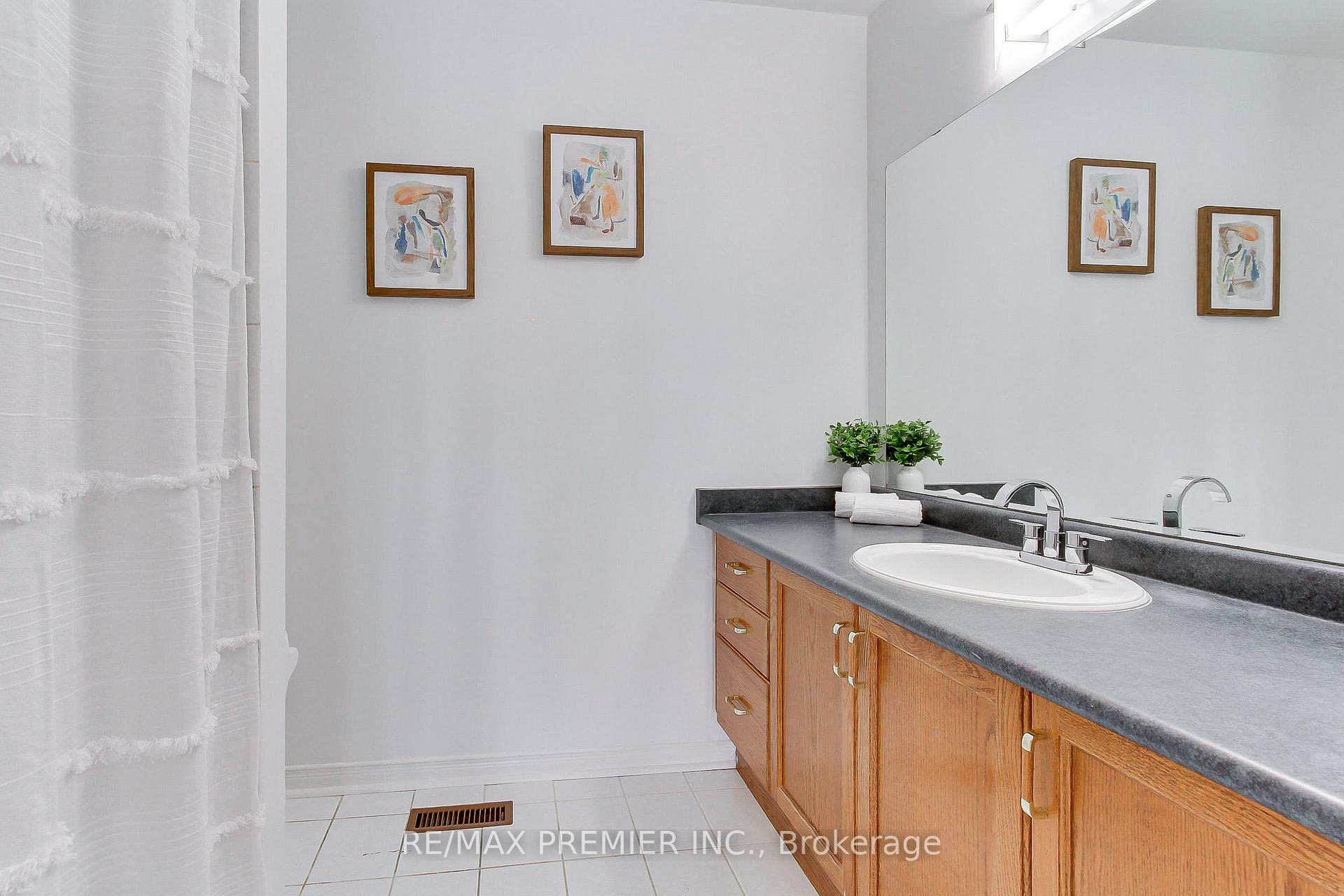 Photo 16 of 39 Ronan Crescent, Vaughan, Sonoma Heights — HOMEH