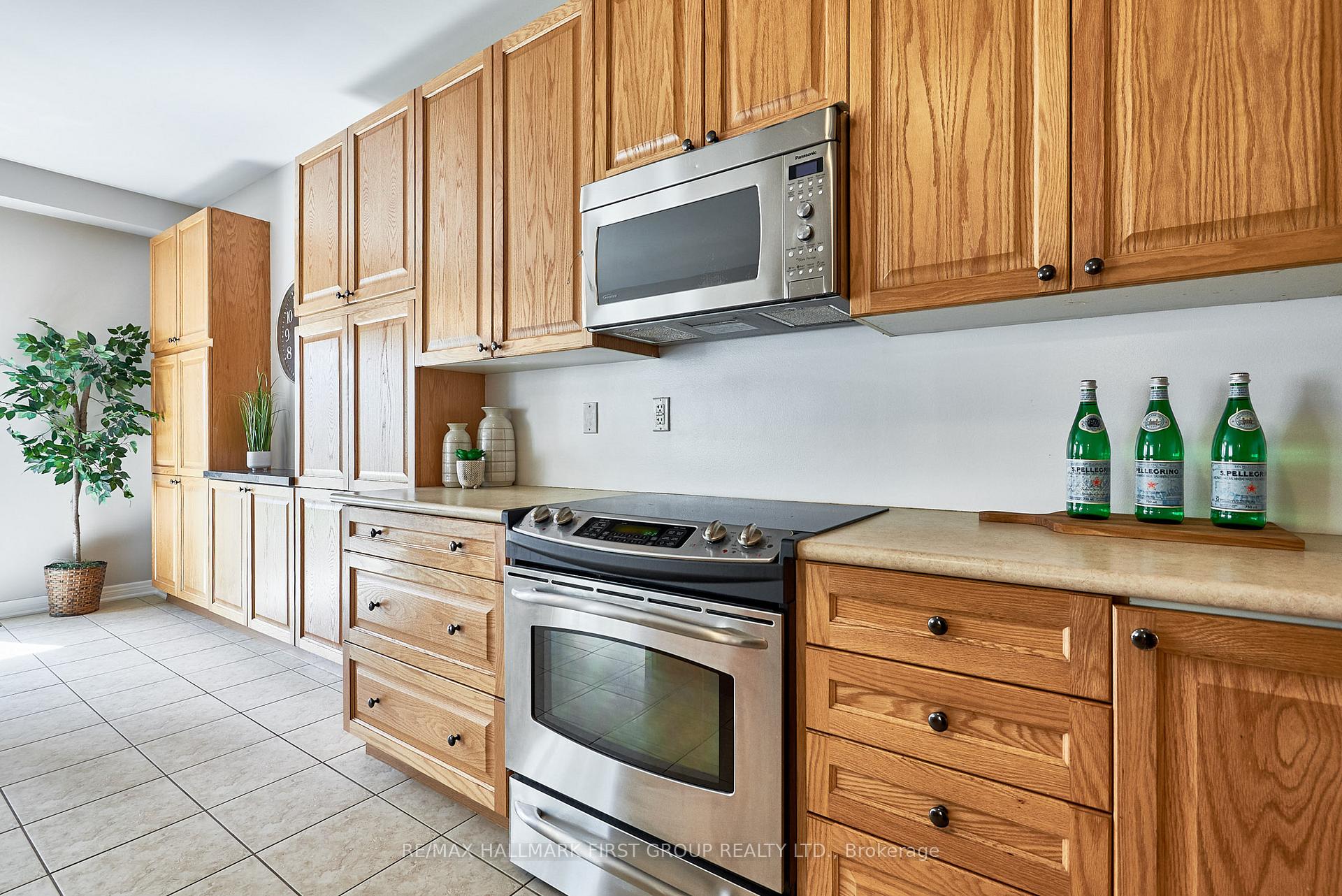 Photo 11 of 4 Bayern Drive, Whitby, Brooklin — HOMEH
