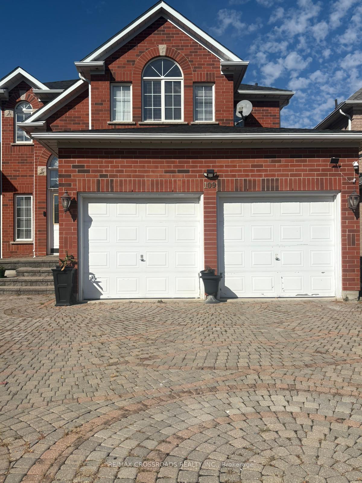 Photo 2 of 109 Hollybush Drive, Vaughan, Maple — HOMEH