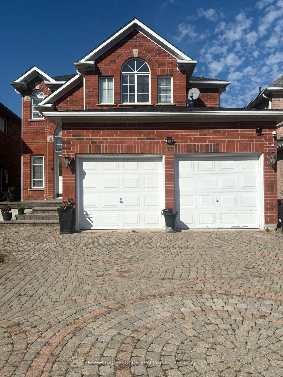 Photo 3 of 109 Hollybush Drive, Vaughan, Maple — HOMEH