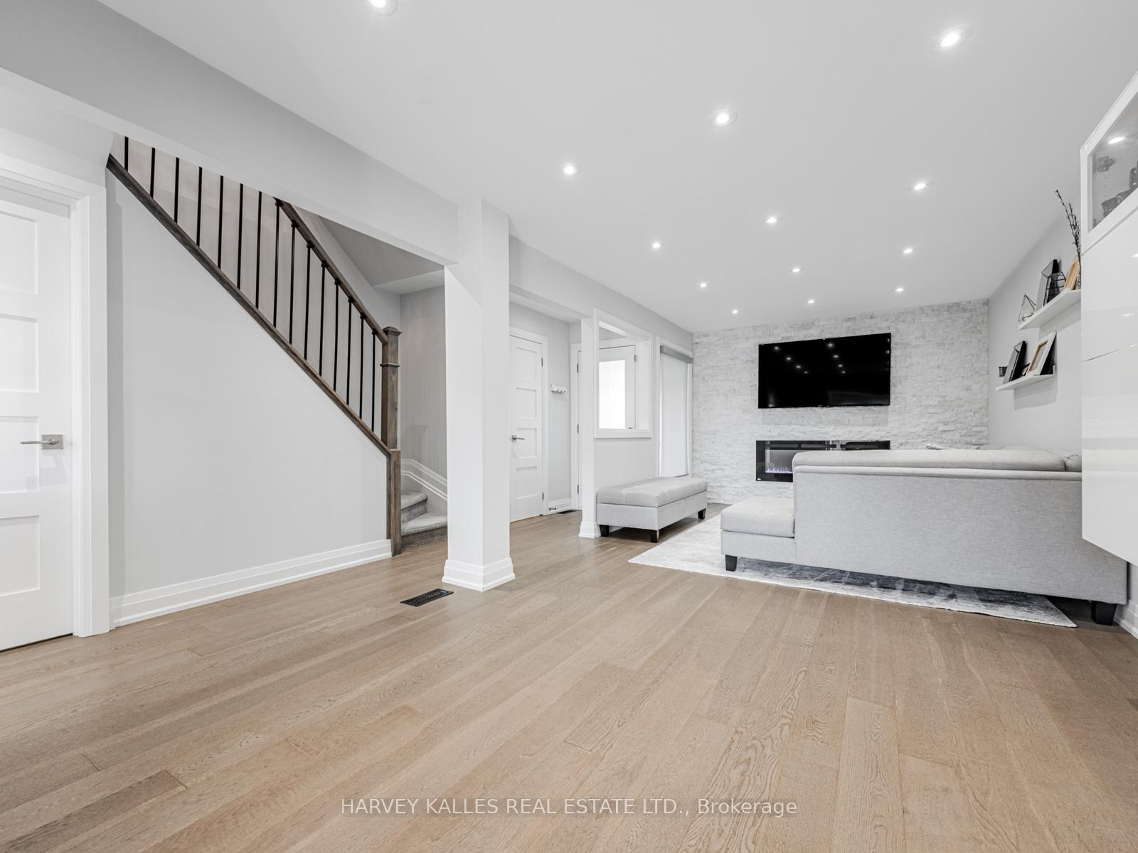Photo 3 of 106 Bay Hill Drive, Vaughan, Glen Shields — HOMEH