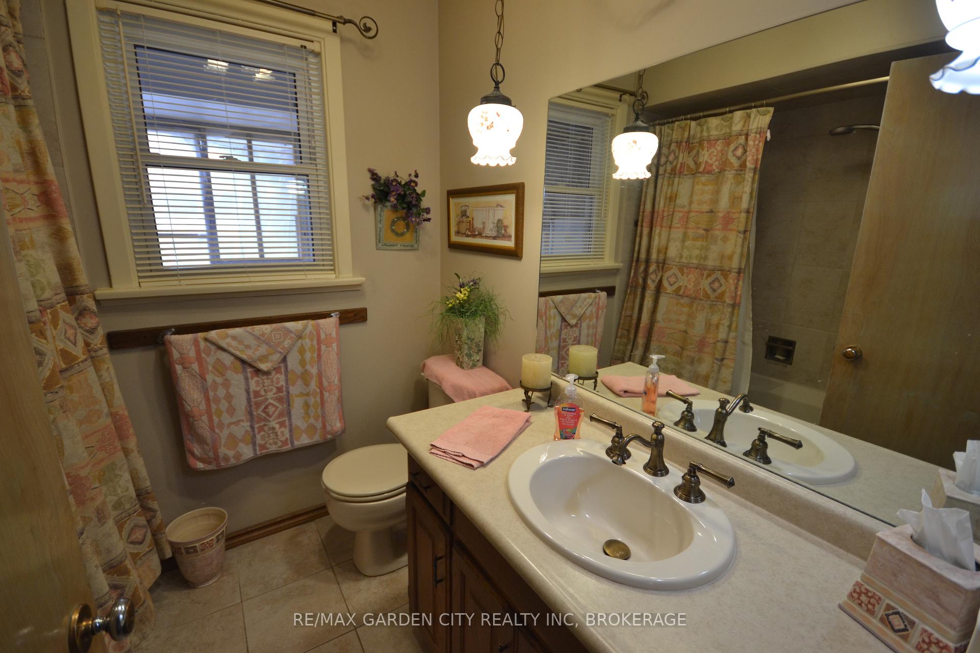 Photo 9 of 5 Parkview Crescent, Welland, Prince Charles — HOMEH