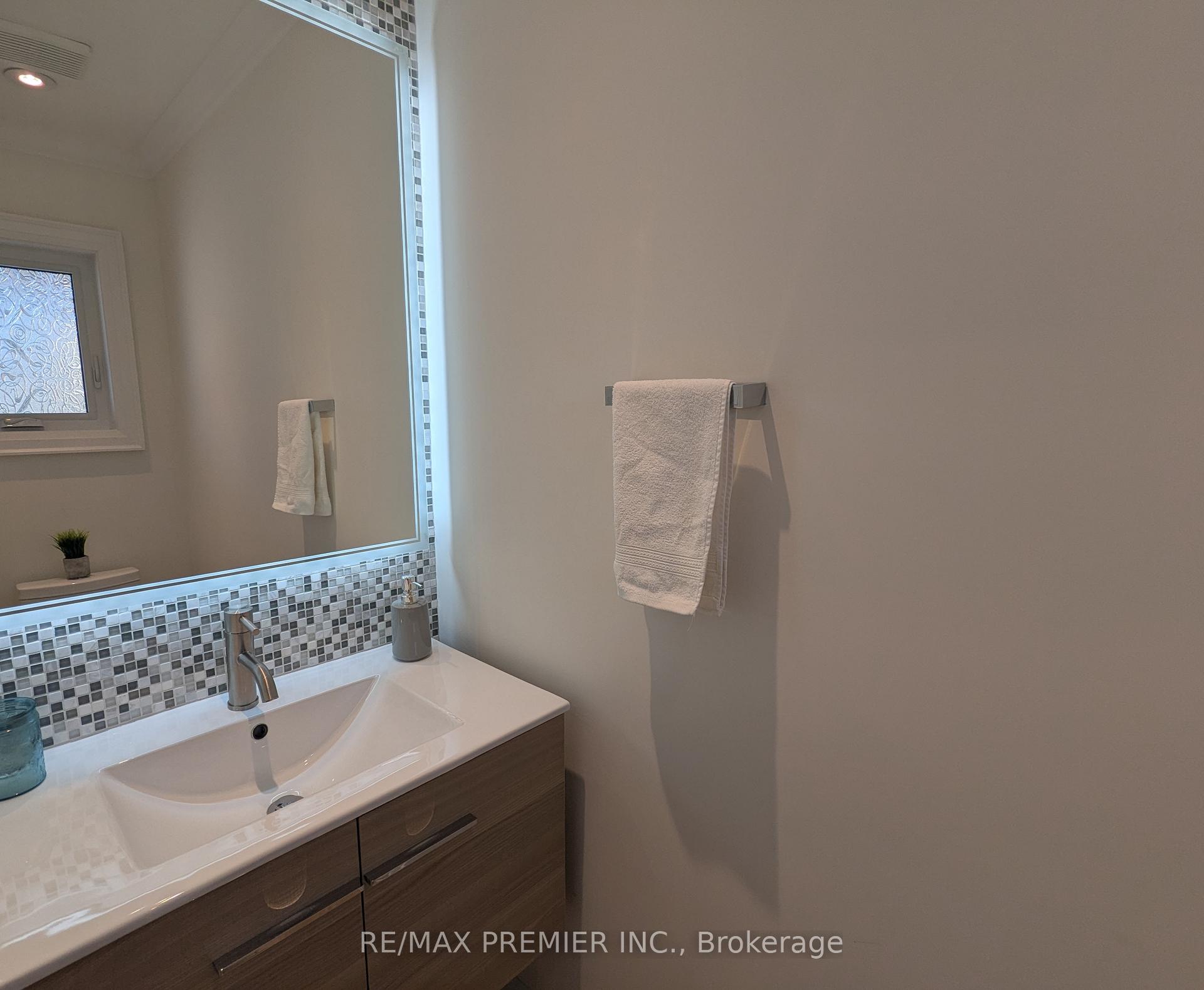 Photo 3 of 226 Kelso Crescent, Vaughan, Maple — HOMEH