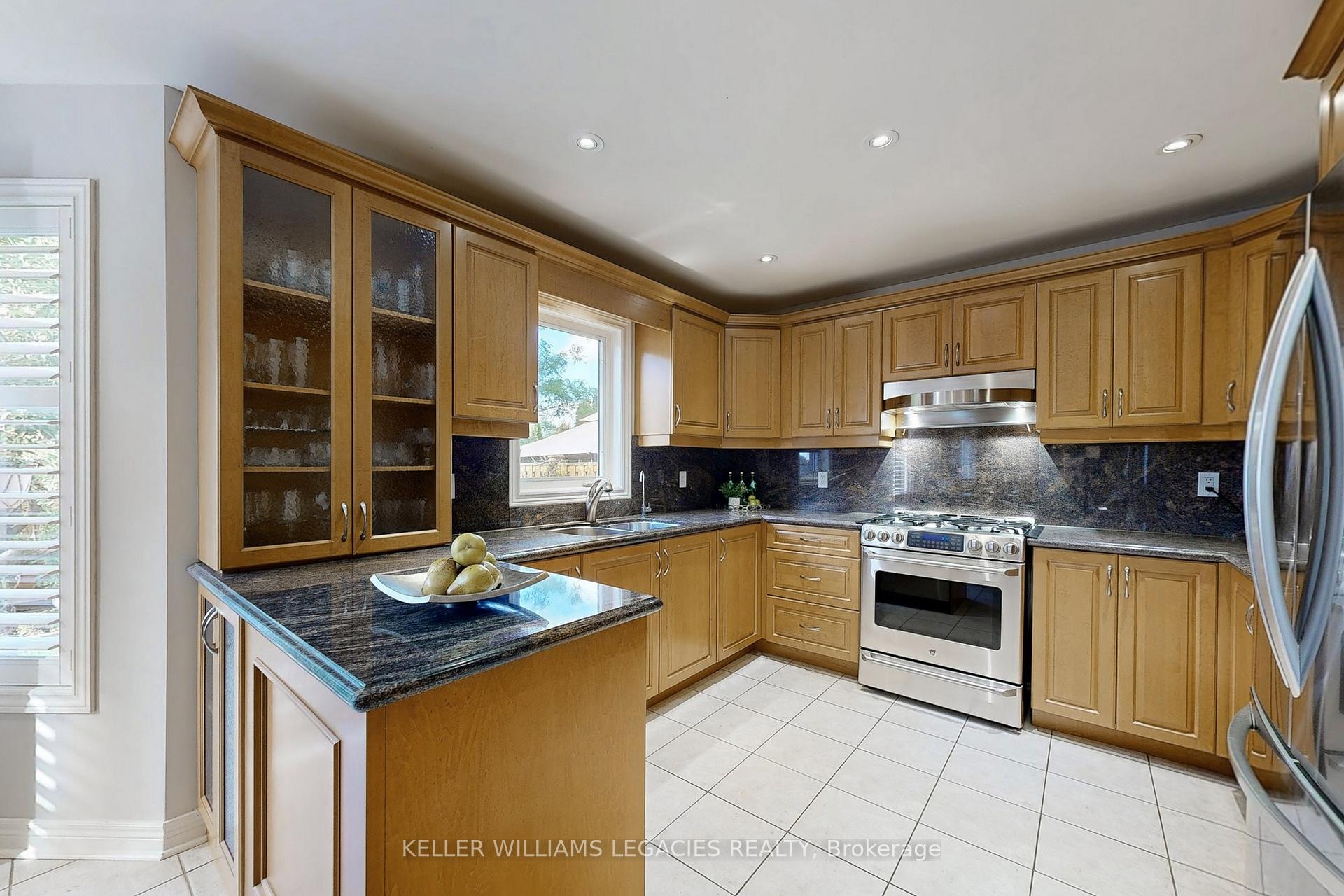Photo 5 of 304 Maria Antonia Road, Vaughan, Vellore Village — HOMEH