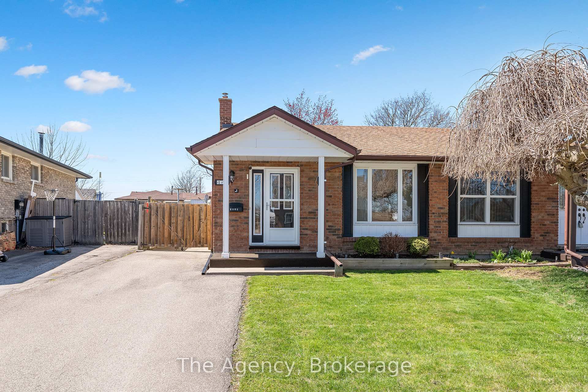 Photo 1 of 19 Fairlawn Crescent, Welland, Prince Charles — HOMEH