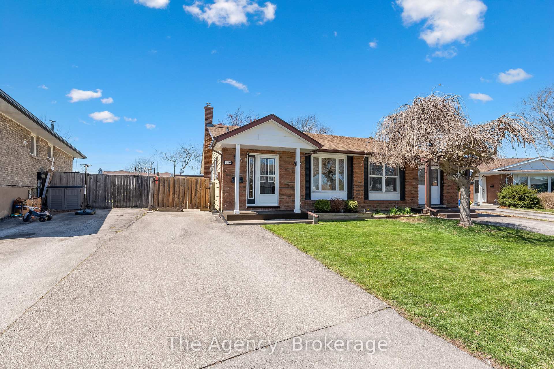 Photo 2 of 19 Fairlawn Crescent, Welland, Prince Charles — HOMEH