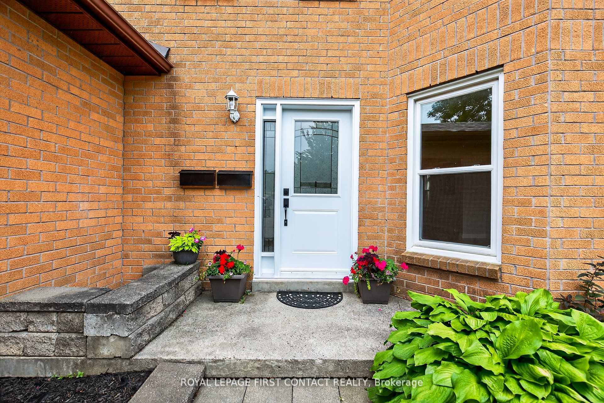 Photo 5 of 101 Browning Trail, Barrie, Letitia Heights — HOMEH