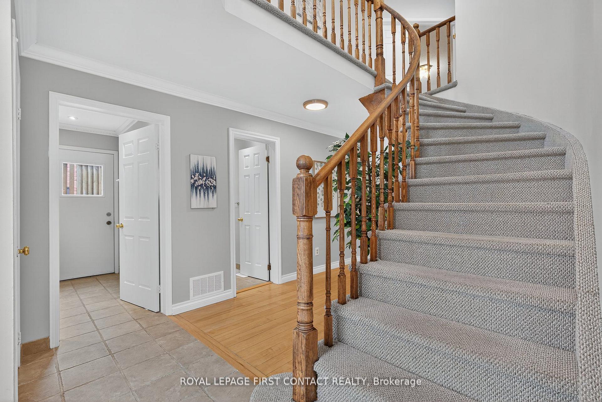Photo 4 of 101 Browning Trail, Barrie, Letitia Heights — HOMEH