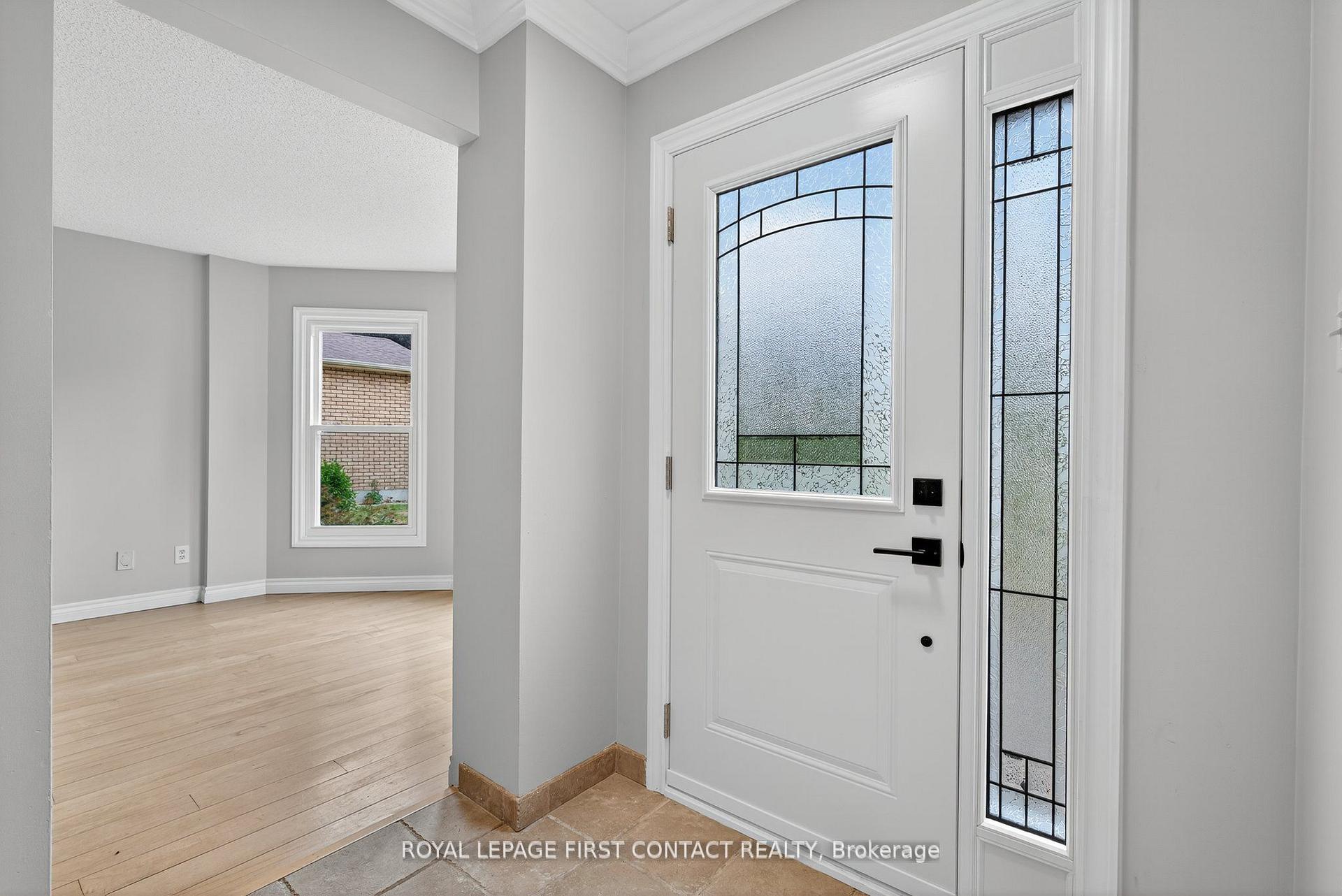 Photo 3 of 101 Browning Trail, Barrie, Letitia Heights — HOMEH
