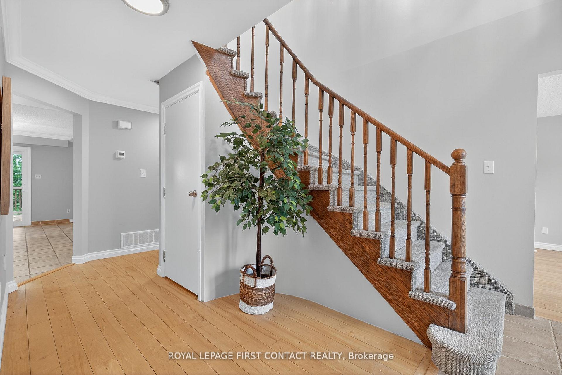 Photo 8 of 101 Browning Trail, Barrie, Letitia Heights — HOMEH