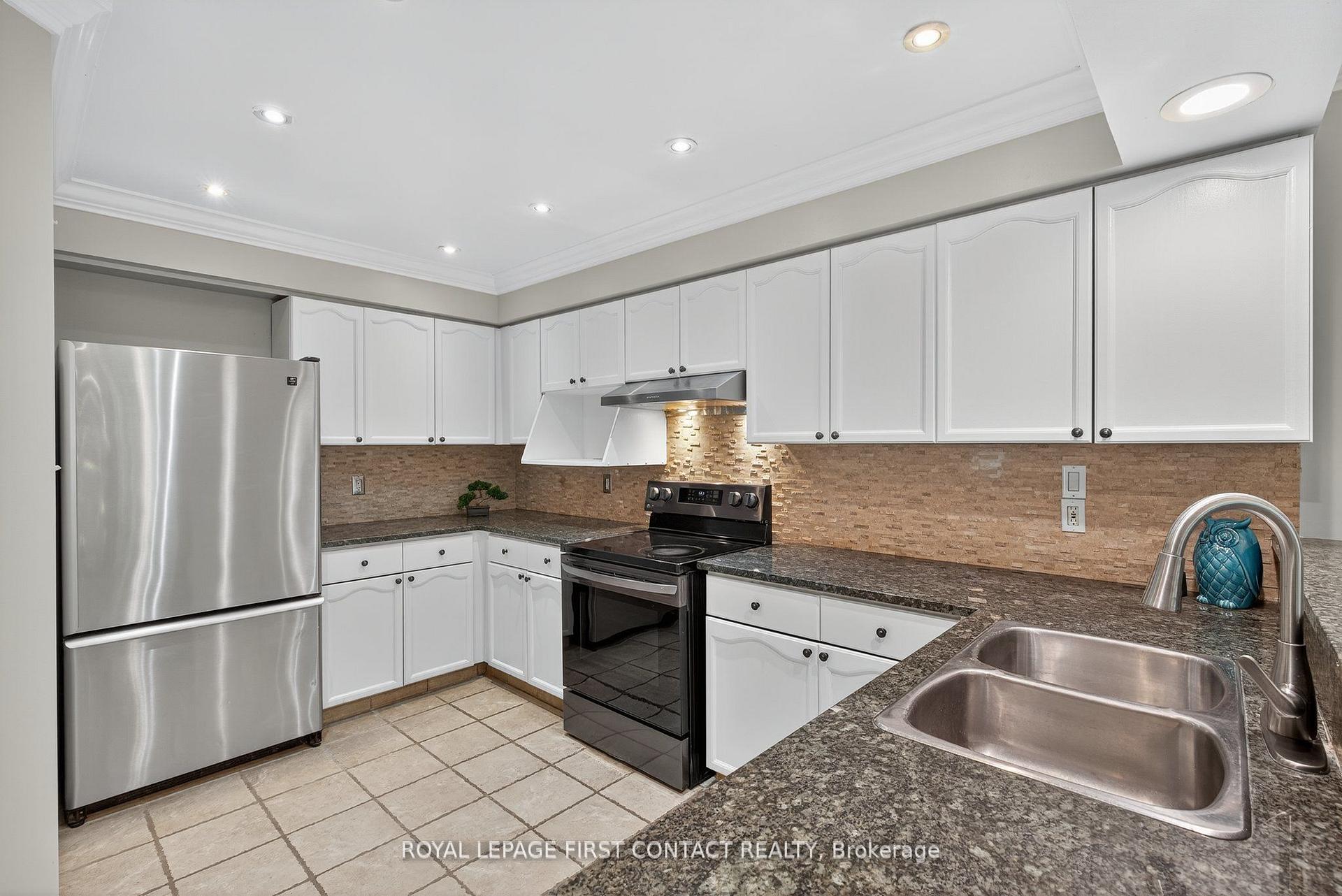 Photo 6 of 101 Browning Trail, Barrie, Letitia Heights — HOMEH