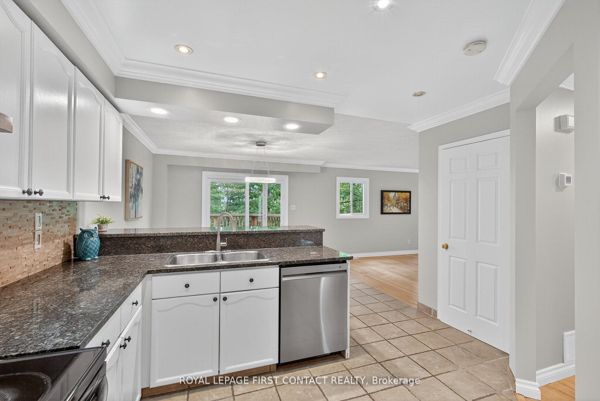 Photo 7 of 101 Browning Trail, Barrie, Letitia Heights — HOMEH