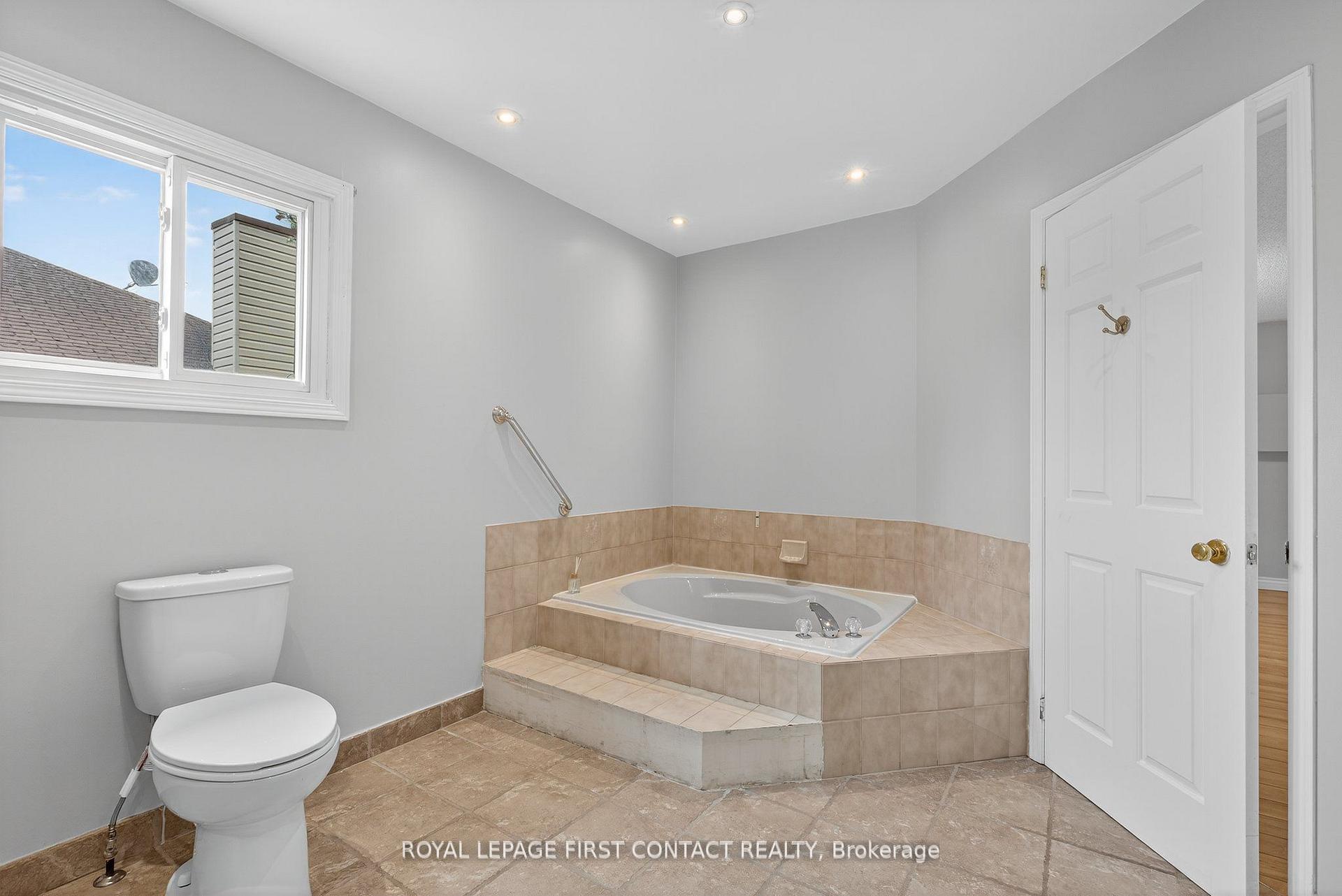 Photo 27 of 101 Browning Trail, Barrie, Letitia Heights — HOMEH