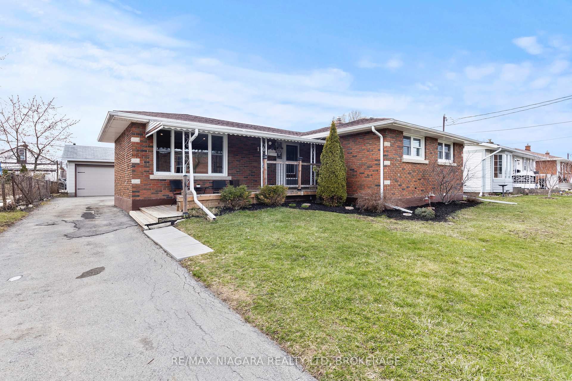 Photo 2 of 110 Afton Avenue, Welland, Lincoln/Crowland — HOMEH