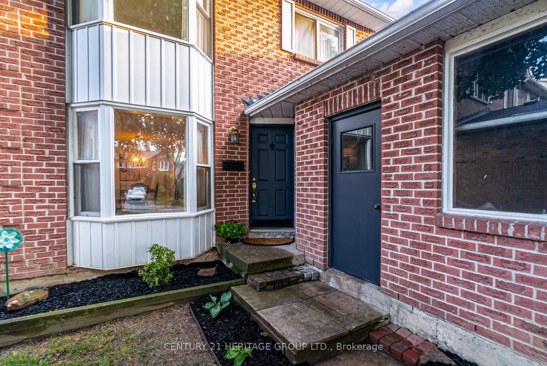 Photo 2 of 11 Closs Square, Aurora, Aurora Village — HOMEH
