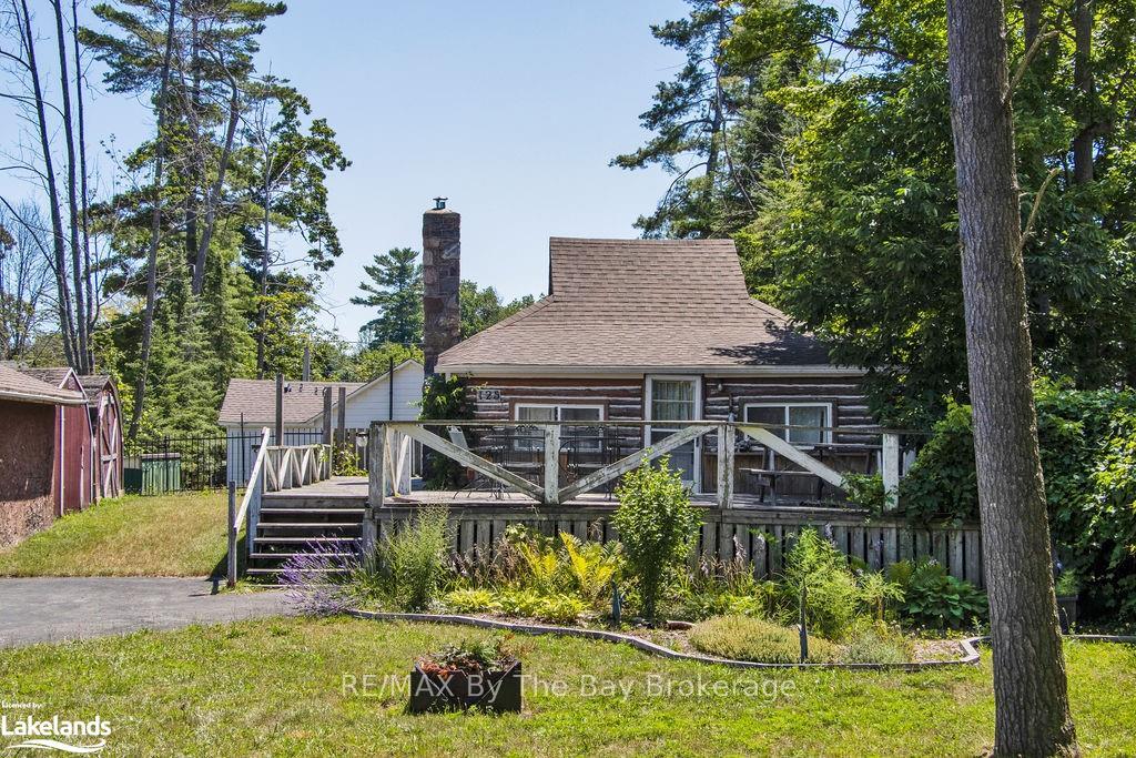 Front of 125 River Road E