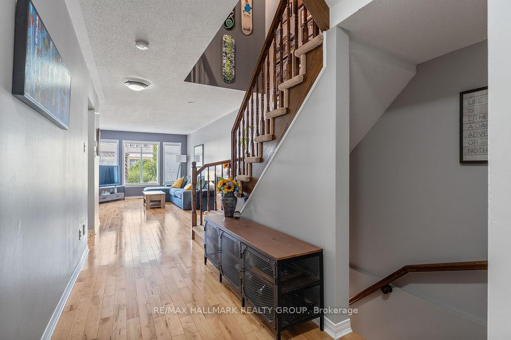 Photo 10 of 920 Schooner Crescent, Ottawa, Riverside South/Gloucester Glen — HOMEH